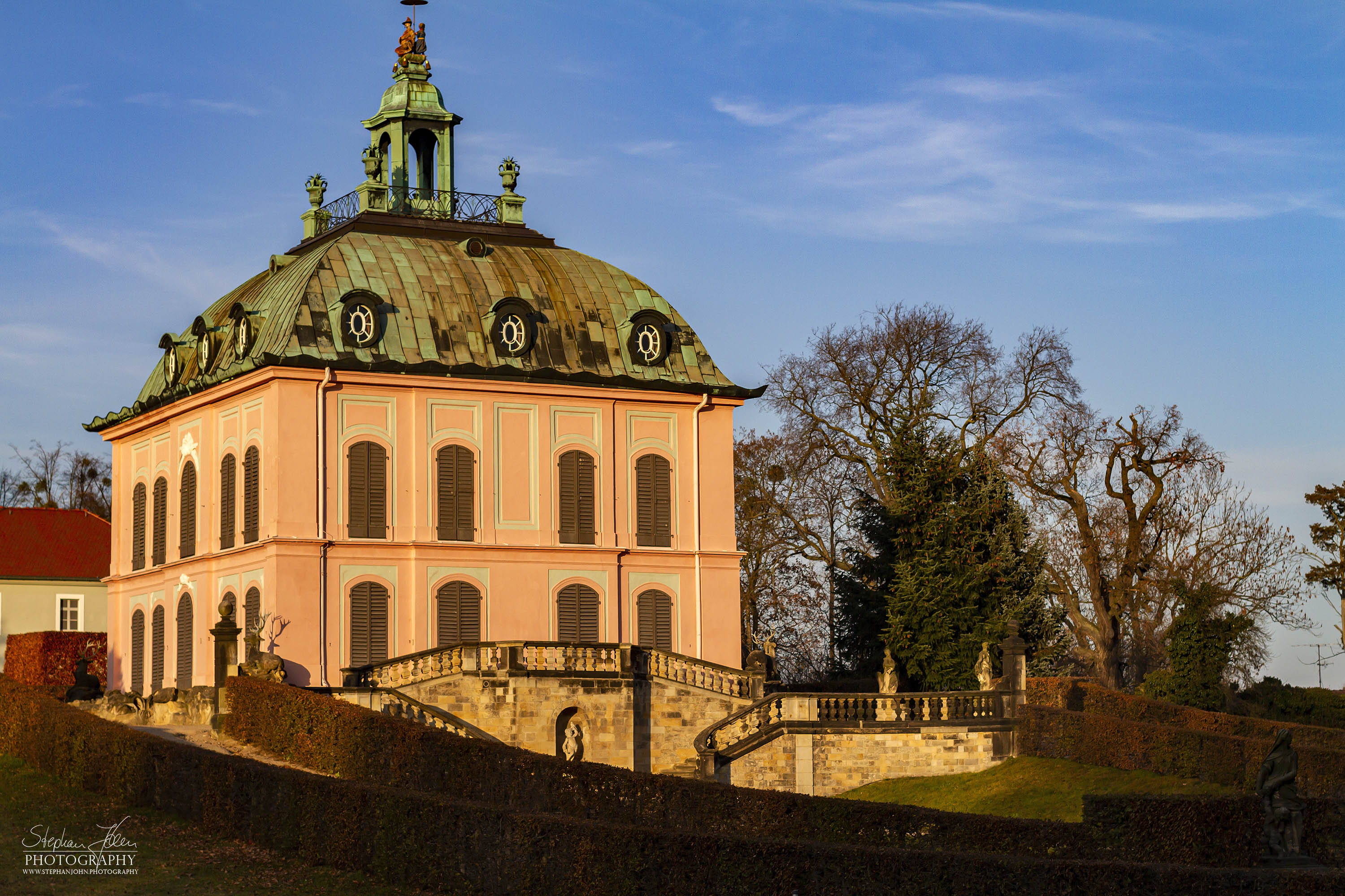 <p>Das Fasanenschlösschen steht in der Gemeinde Moritzburg bei Dresden. Es befindet sich in der 1728 angelegten Fasanerie des Schlossparks von Moritzburg. Das Schlösschen steht am Niederen Großteich Bärnsdorf nahe dem Leuchtturm Moritzburg</p>