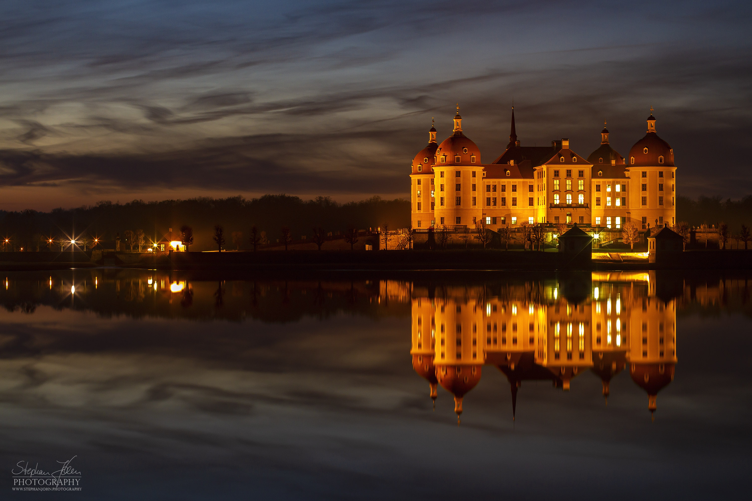 <p>Das Schloss Moritzburg liegt in der gleichnamigen Gemeinde Moritzburg nahe Dresden. Das auf ein Jagdhaus des 16. Jahrhunderts zurückgehende Jagdschloss erhielt seine heutige Gestalt im 18. Jahrhundert unter August dem Starken.</p>