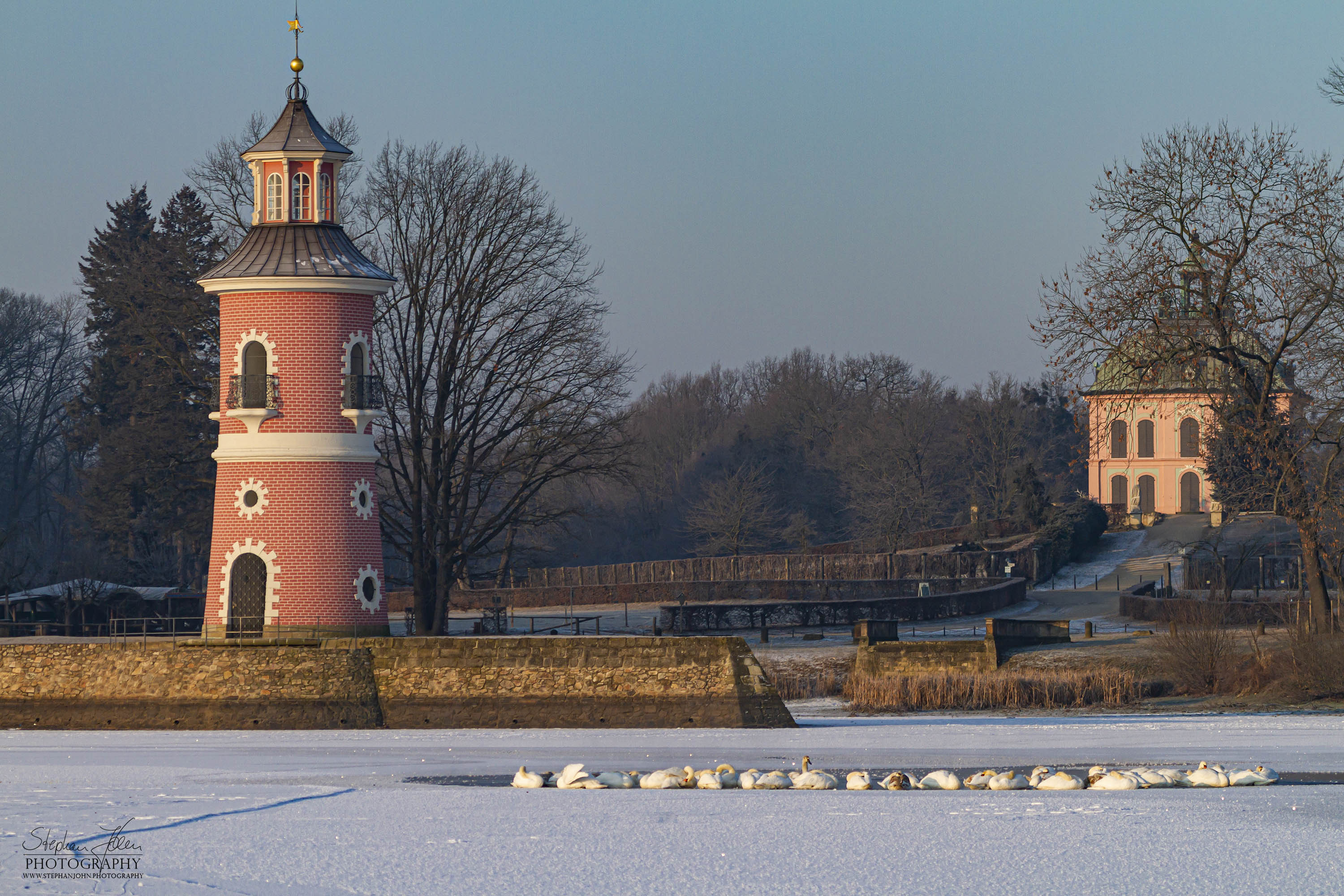 <p>Leuchtturm und Fasanenschlösschen am Niederen Großteich Bärnsdorf</p>