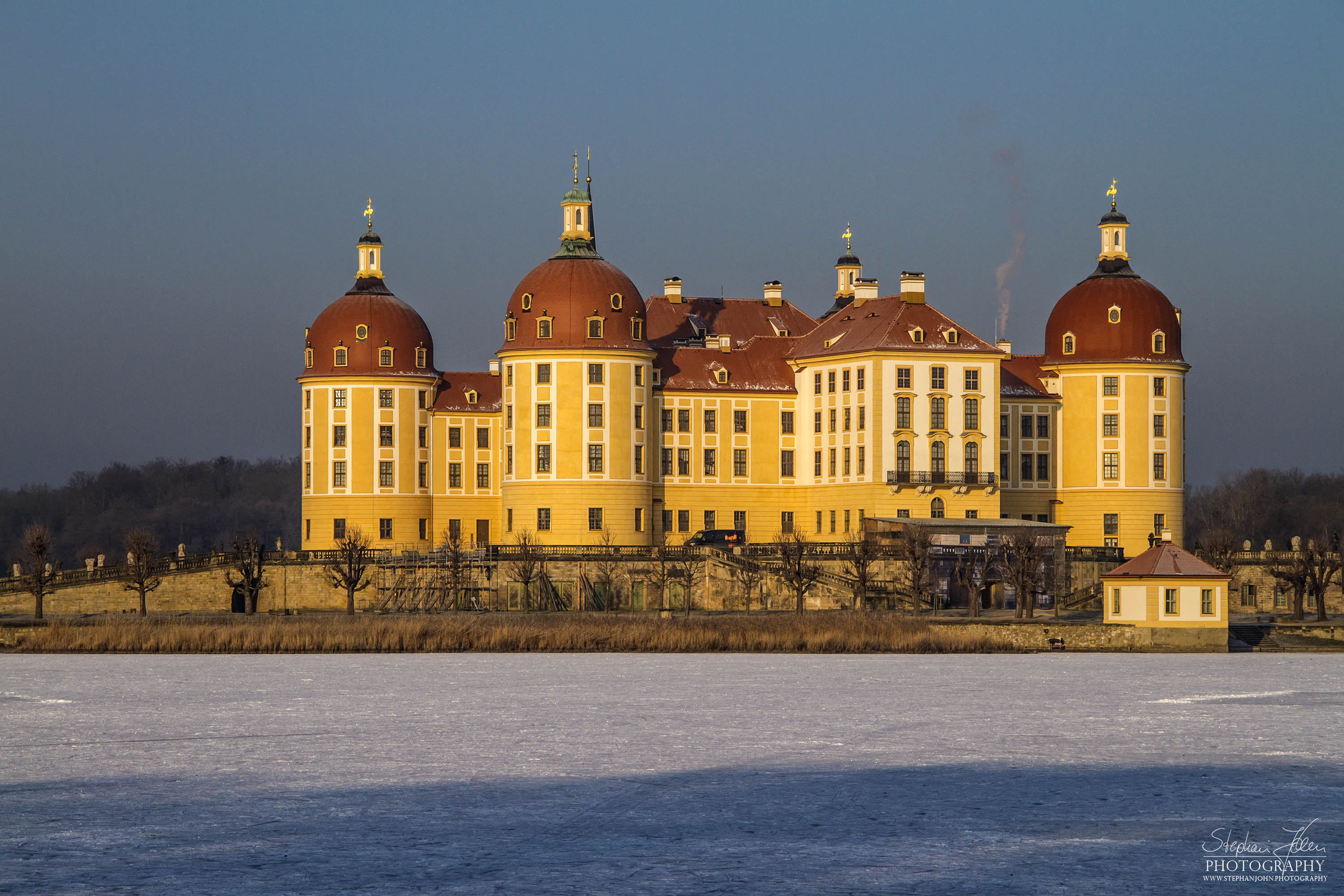 <p>Das Schloss Moritzburg liegt in der gleichnamigen Gemeinde Moritzburg nahe Dresden. Das auf ein Jagdhaus des 16. Jahrhunderts zurückgehende Jagdschloss erhielt seine heutige Gestalt im 18. Jahrhundert unter August dem Starken.</p>