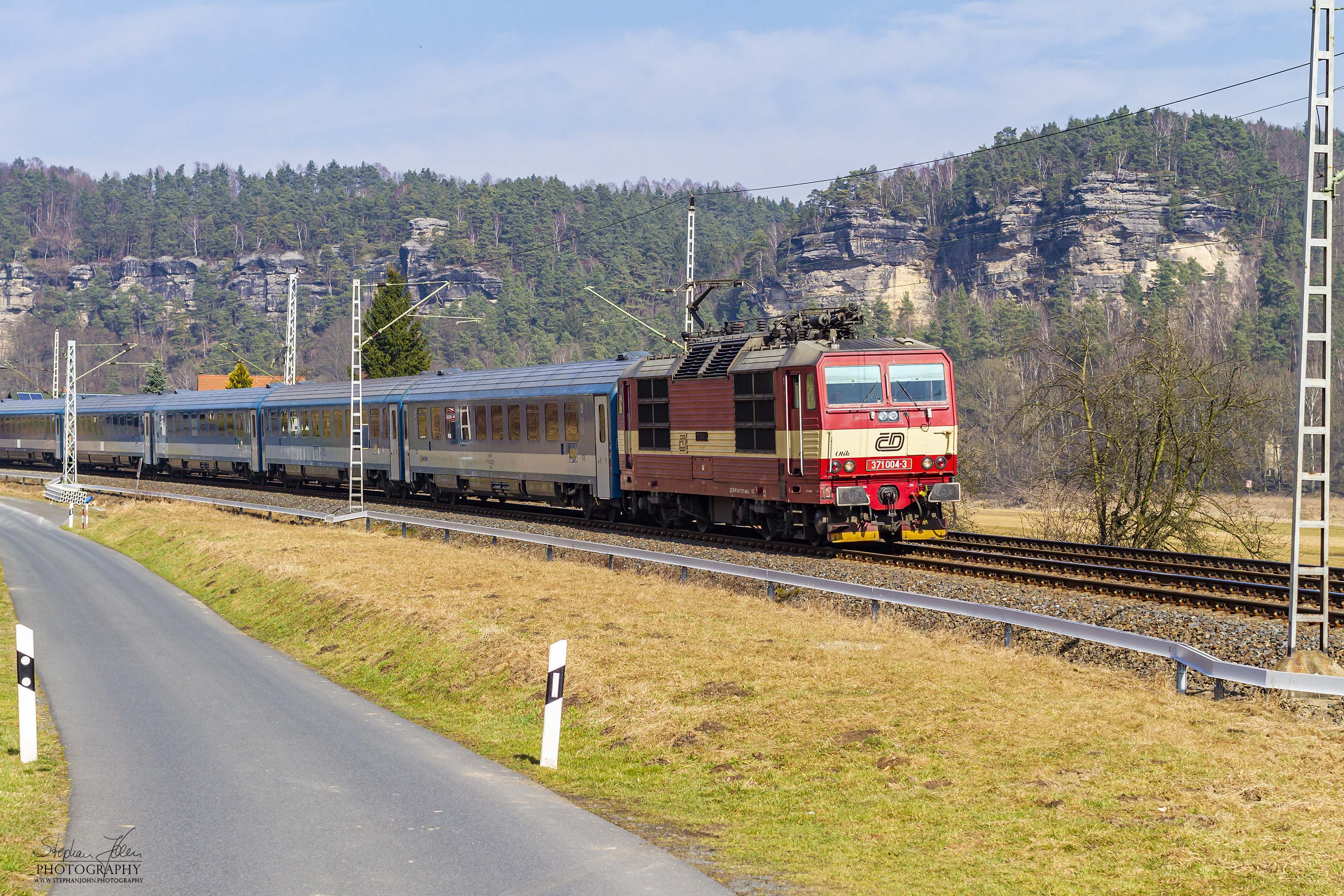 Eine Lok der DB-Baureie 180, CD-Baureihe 371 zieht einen EC durch das Elbtal in Richtung Prag