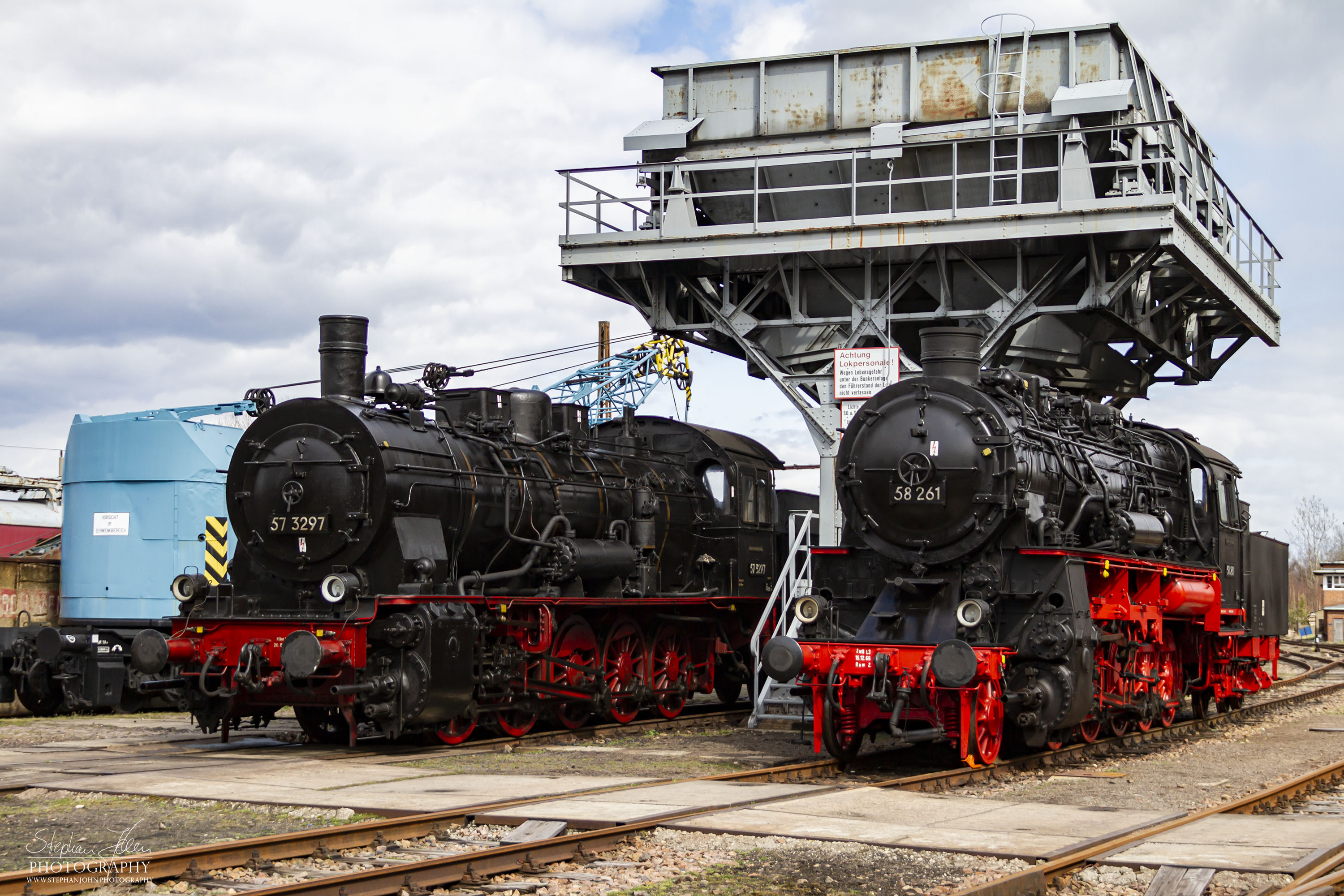 Lok 57 3297 und 58 261 stehen am Kohlebunker im BW Chemnitz-Hilbersdorf