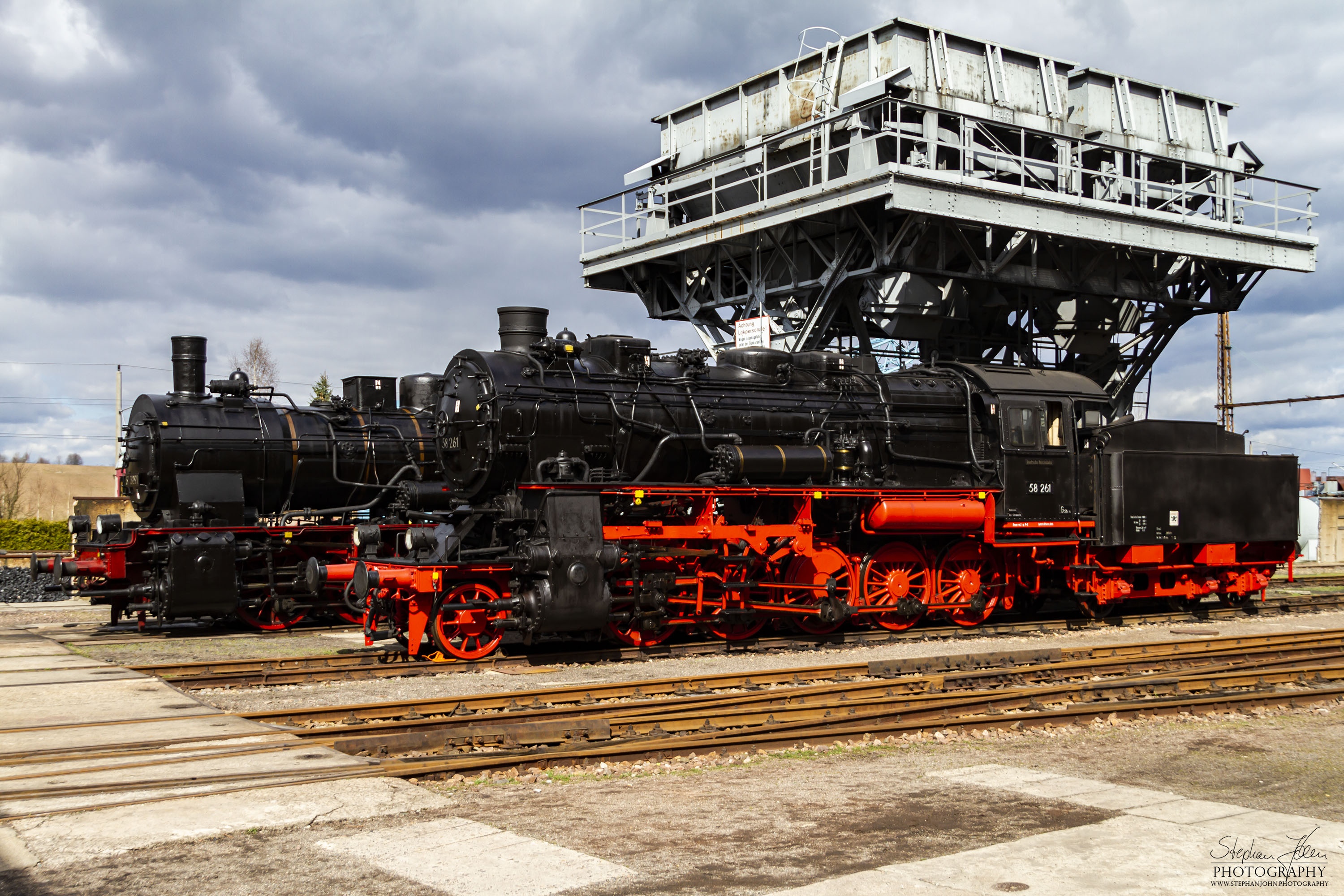 Lok 57 3297 und 58 261 stehen am Kohlebunker im BW Chemnitz-Hilbersdorf