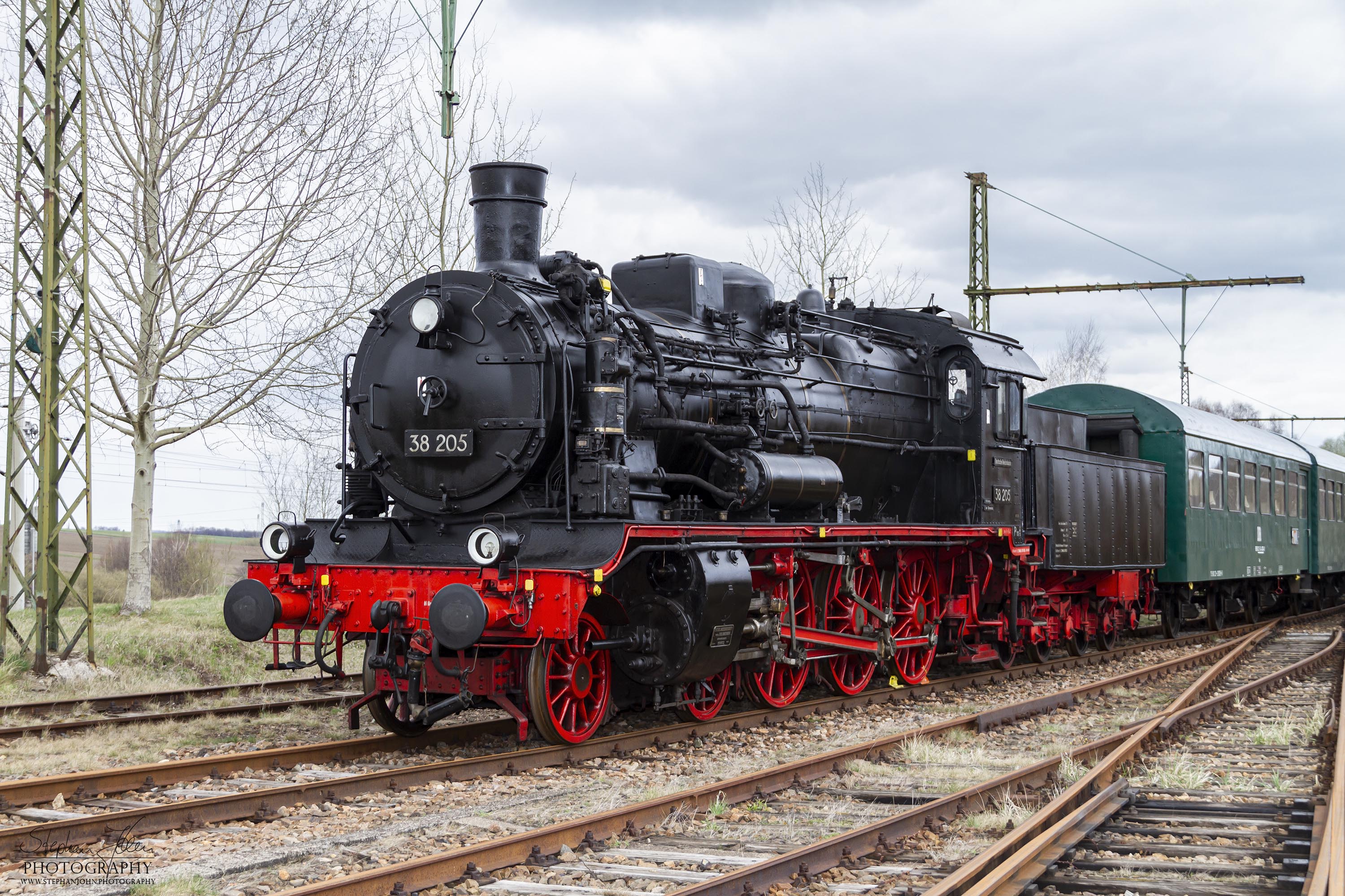 Lok 38 205 (auch sächsischer Rollwagen genannt) vor einem Zug mit 3-Achser-Reko-Wagen