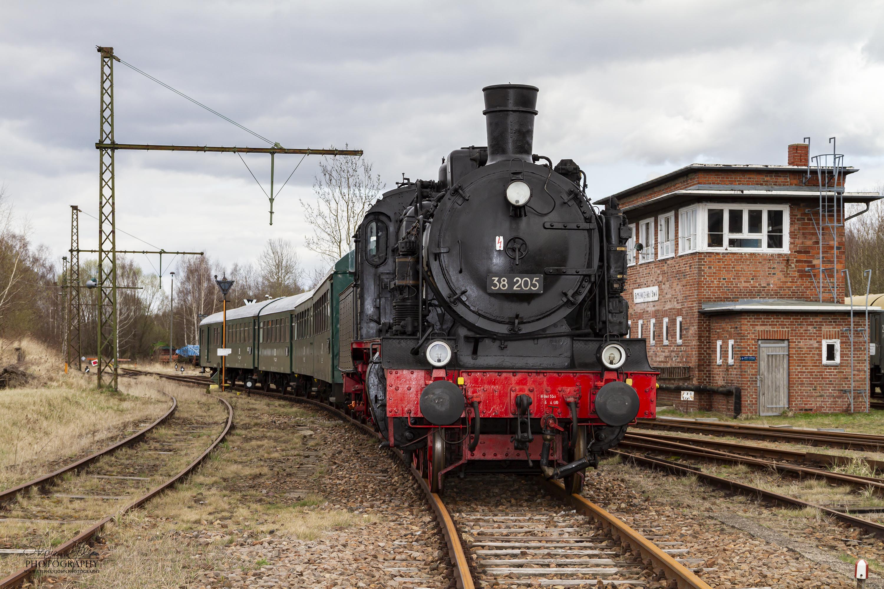 Lok 38 205 (auch sächsischer Rollwagen genannt) vor einem Zug mit 3-Achser-Reko-Wagen