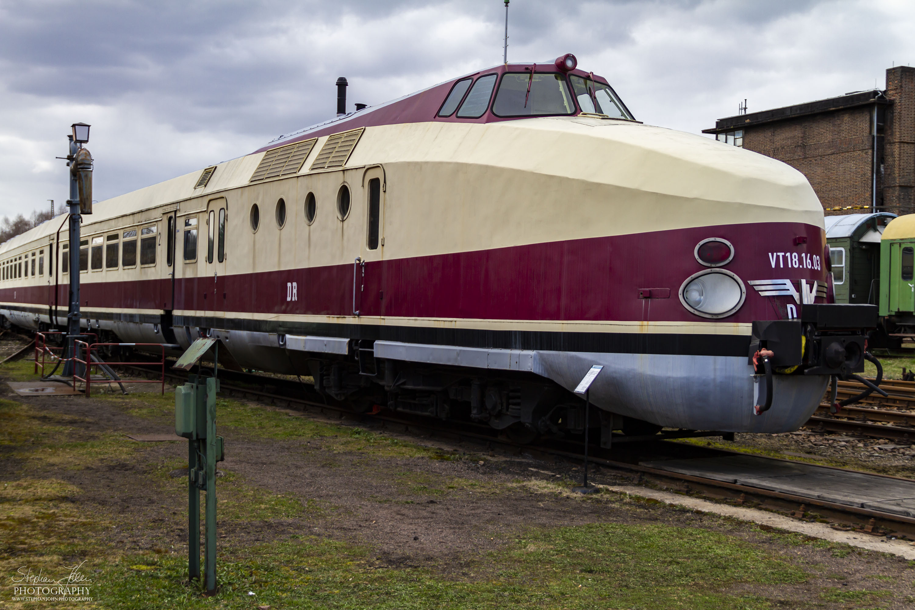 Abgestellter VT 18.16 im Bw Chemnitz-Hilbersdorf. Der VT 18.16 (ab 1970: Baureihe 175, „Bauart Görlitz“) ist ein dieselhydraulischer Schnellverkehrstriebzug (SVT) der ehemaligen Deutschen Reichsbahn.