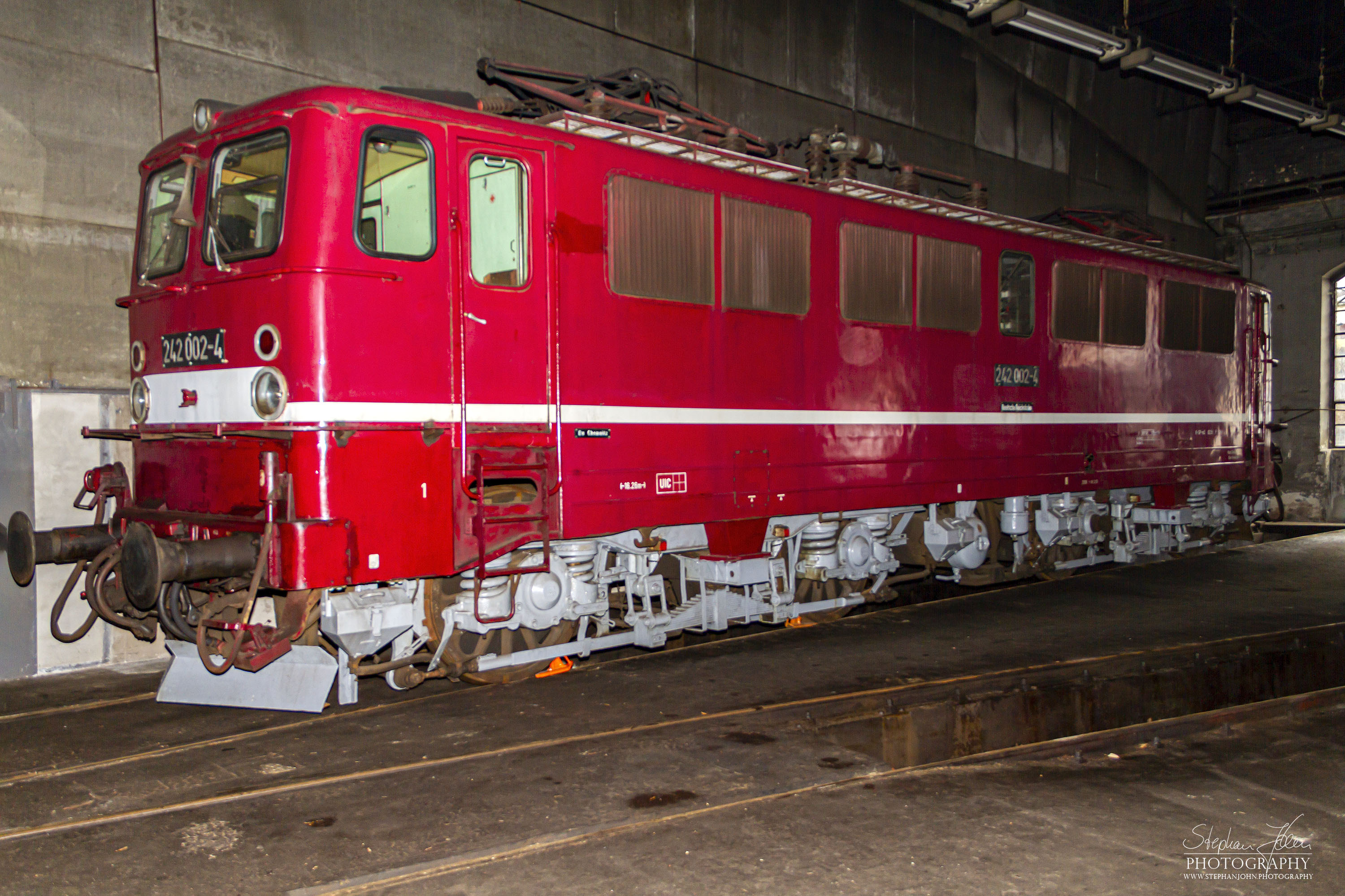 E-Lok 242 002-4 (Spitzname Holzroller) steht im Ringschuppen des Bw Chemnitz Hilbersdorf