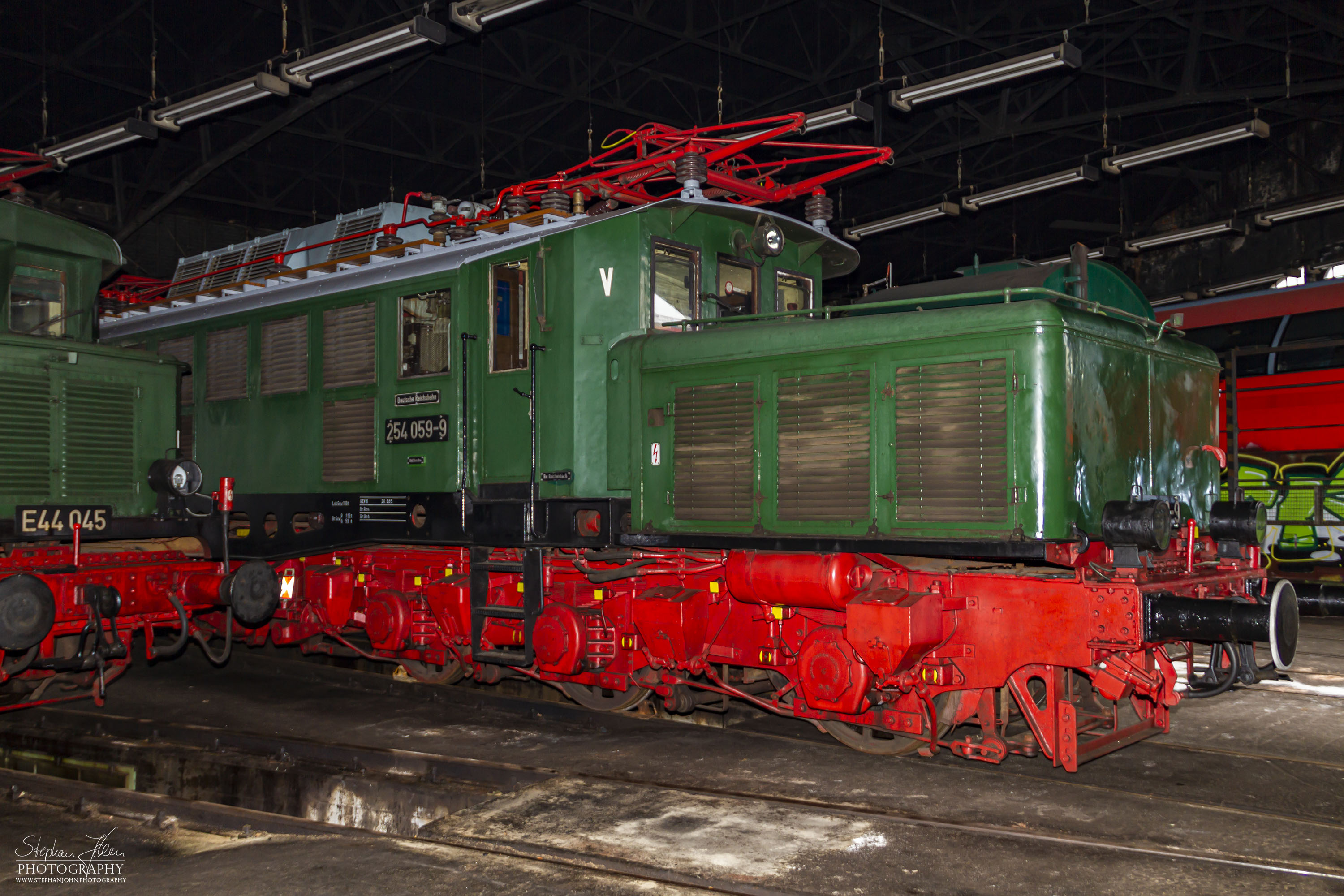 Lok 254 059-9 steht im Ringschuppen des Bw Chemnitz Hilbersdorf