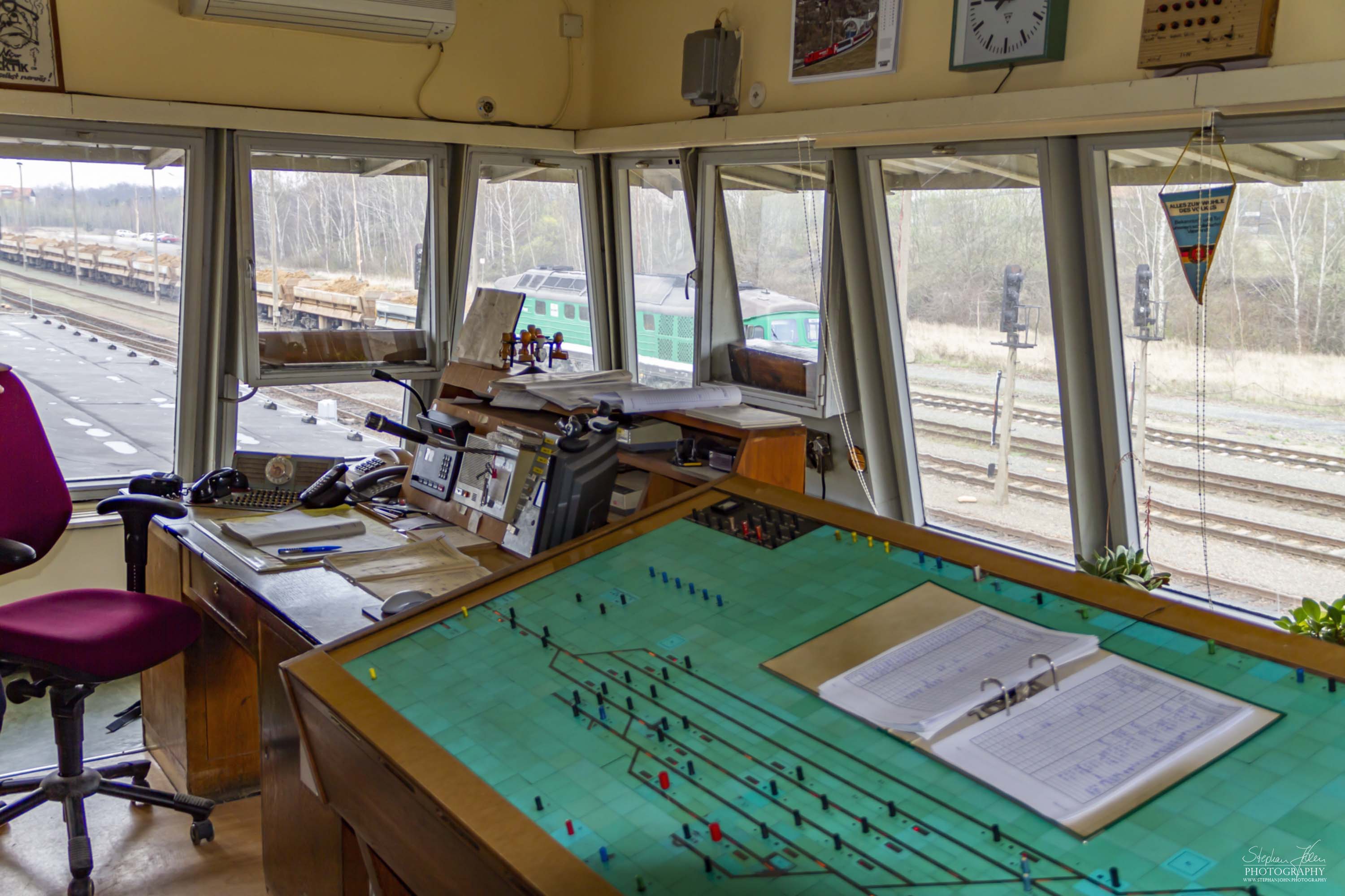 Blick aus dem Stellwerk in Schmirchau auf den angekommenen Zug aus Kayna