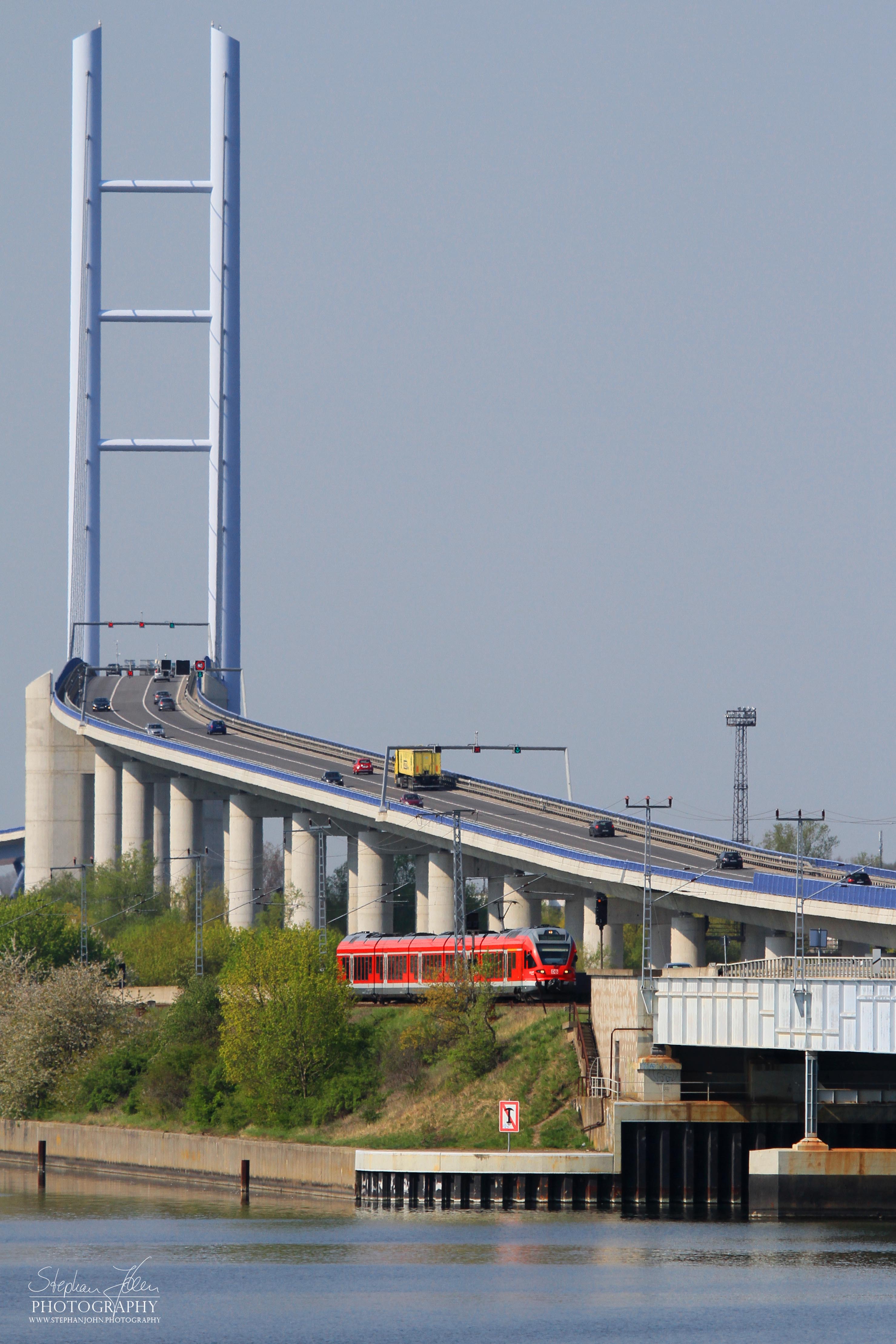 Ein VT 429 als Regionalexpress Linie RE9 nach Binz auf dem Rügendamm