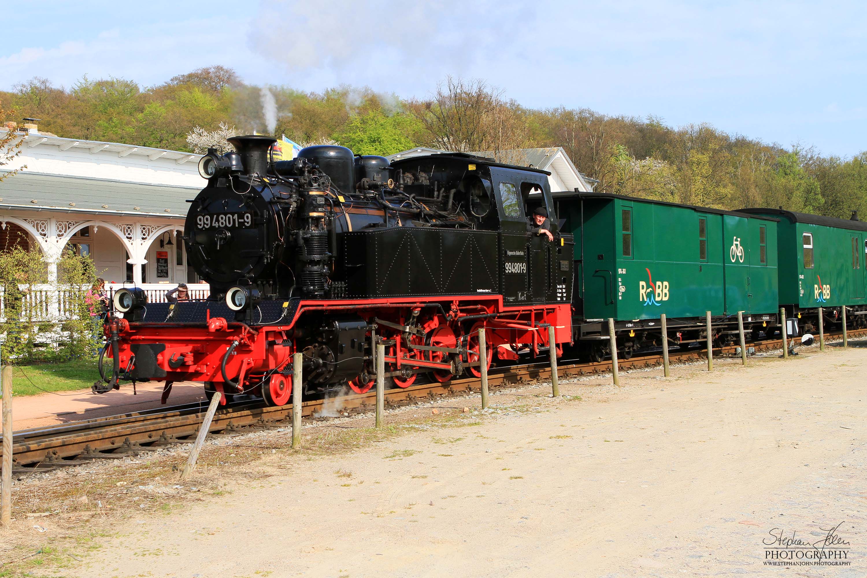 Lok 99 4801-9 der Rügenschen Bäderbahn wartet in Binz auf die Ausfahrt Richtung Putbus.