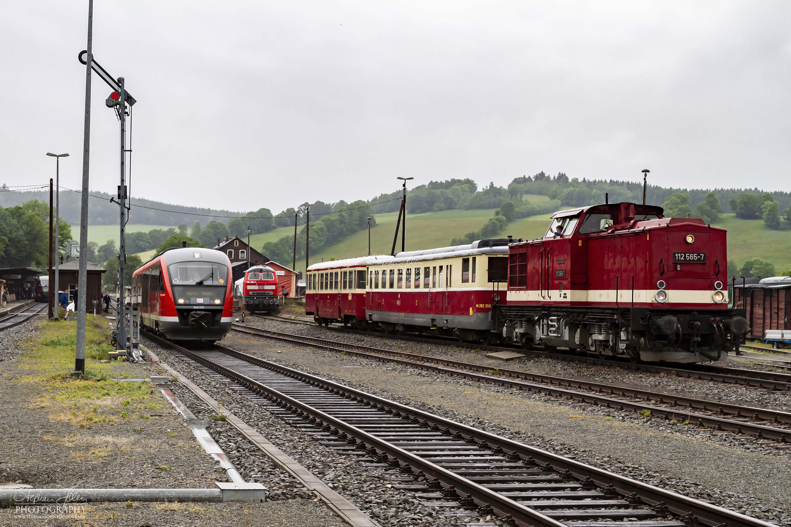 Der VT 642 nach Vejprty verlässt den Bahnhof Cranzahl