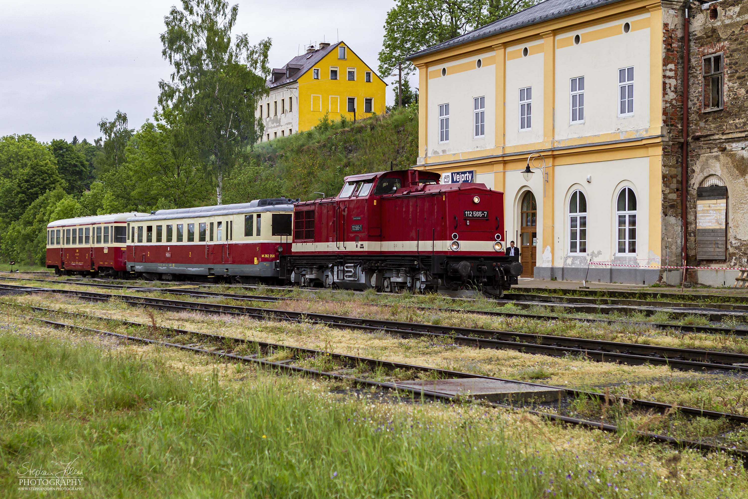 Da der tschechiche VT M 262 056 keine Zulassung für Deutschland hat, schleppt die Lok 112 565-7 den VT nach Vejprty. Hier steht der Zug im tschechichen Bahnhof Vejprty