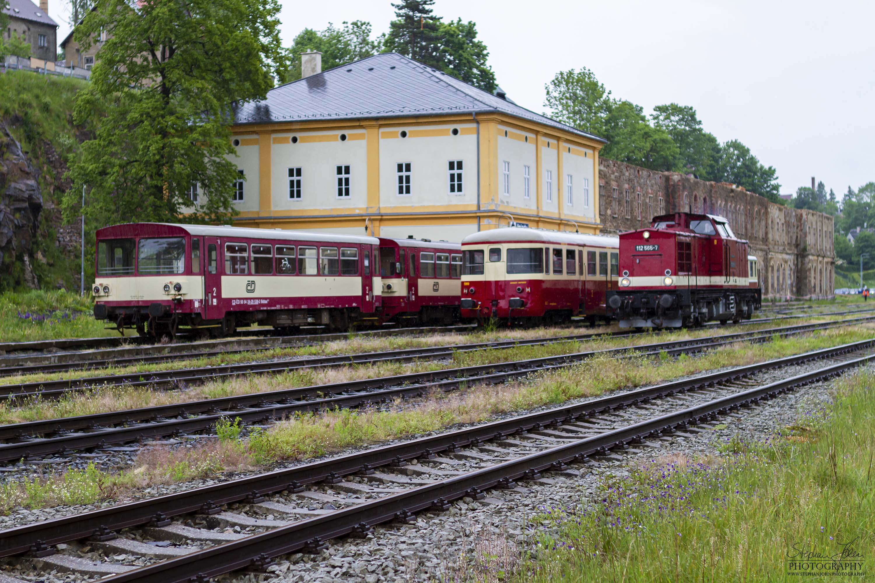 Da der tschechiche VT M 262 056 keine Zulassung für Deutschland hat, schleppte die Lok 112 565-7 den VT nach Vejprty. Die Schlepplok hat abgekuppelt und steht nun im strömenden Regen auf dem Nachbargleis für die Rückfahrt.