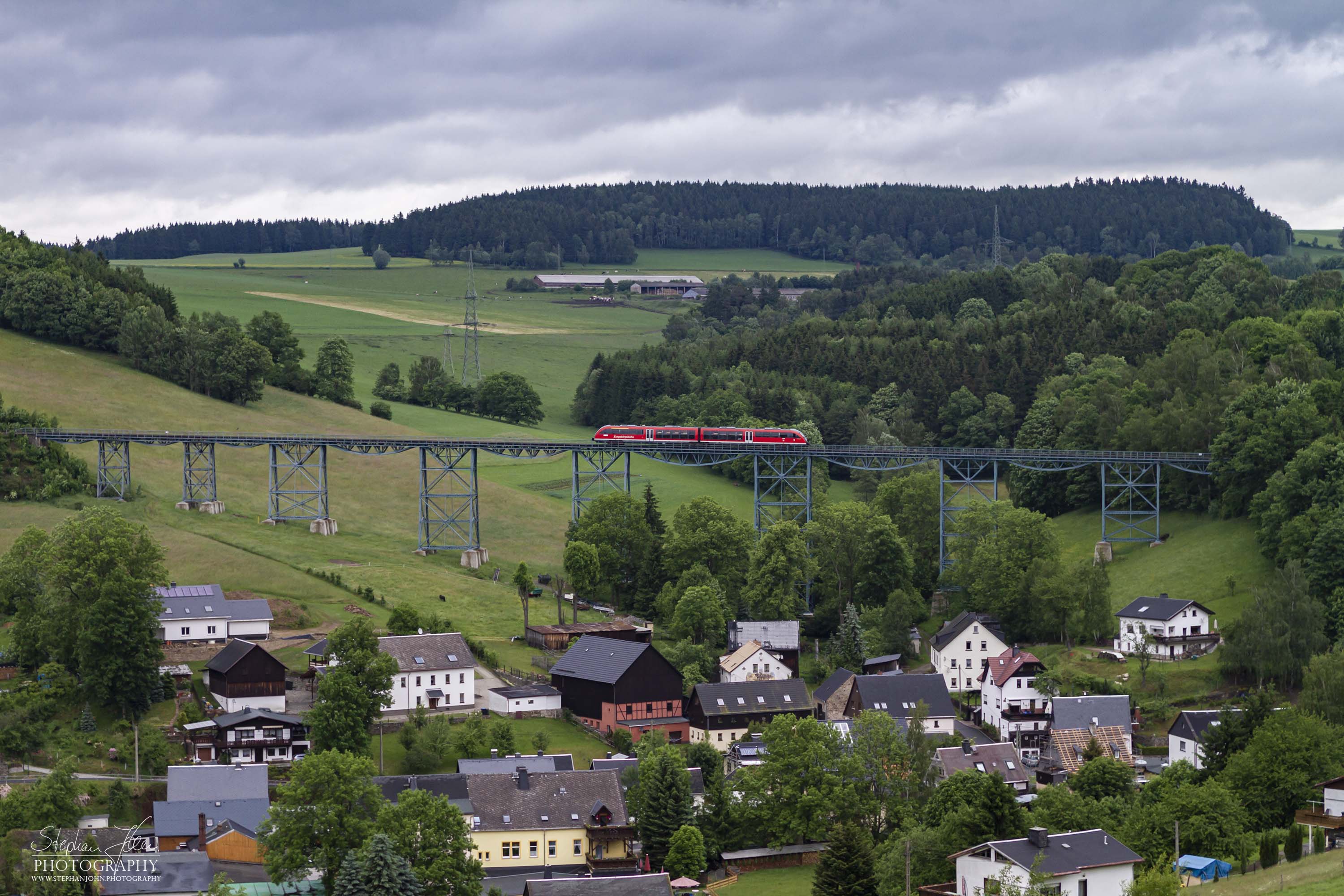 Ein VT 642 der Erzgebirgsbahn von Annaberg-Buchholz nach Schwarzenberg überquert das Markersbacher Viadukt