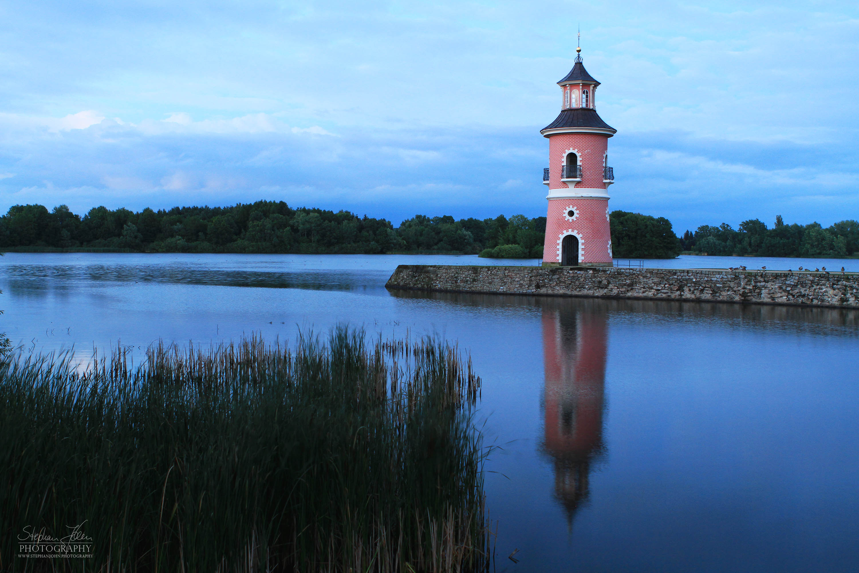 Der Leuchtturm in Moritzburg ist ein Binnenleuchtturm in Sachsen. Der Staffagebau entstand im späten 18. Jahrhundert als Teil einer Kulisse für nachgestellte Seeschlachten. Er ist der einzige für diesen Zweck gebaute Leuchtturm in Deutschland und gleichzeitig einer der ältesten Binnenleuchttürme der Bundesrepublik.