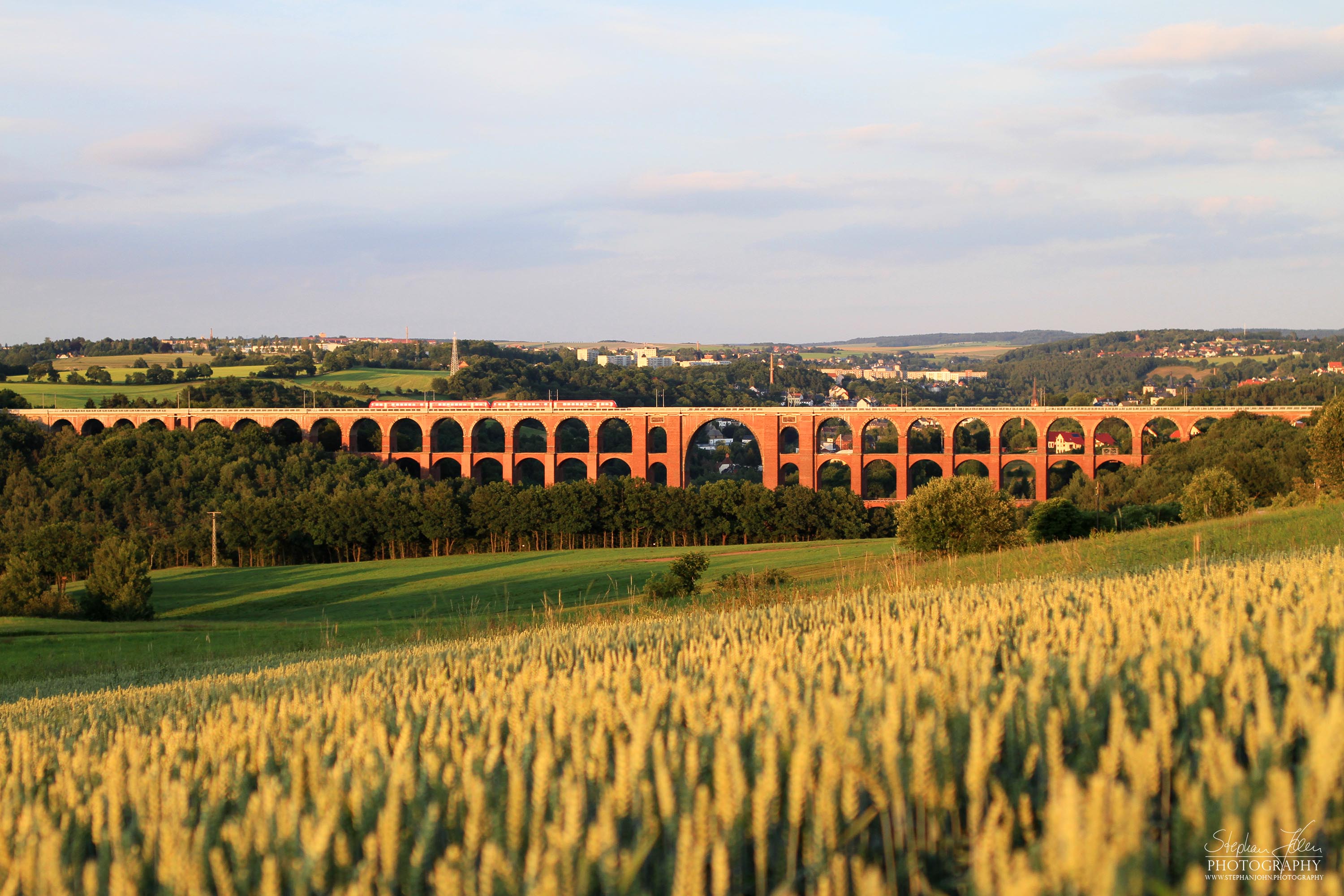 Ein VT 612 überquert die Göltzschtalbrücke im Vogtland