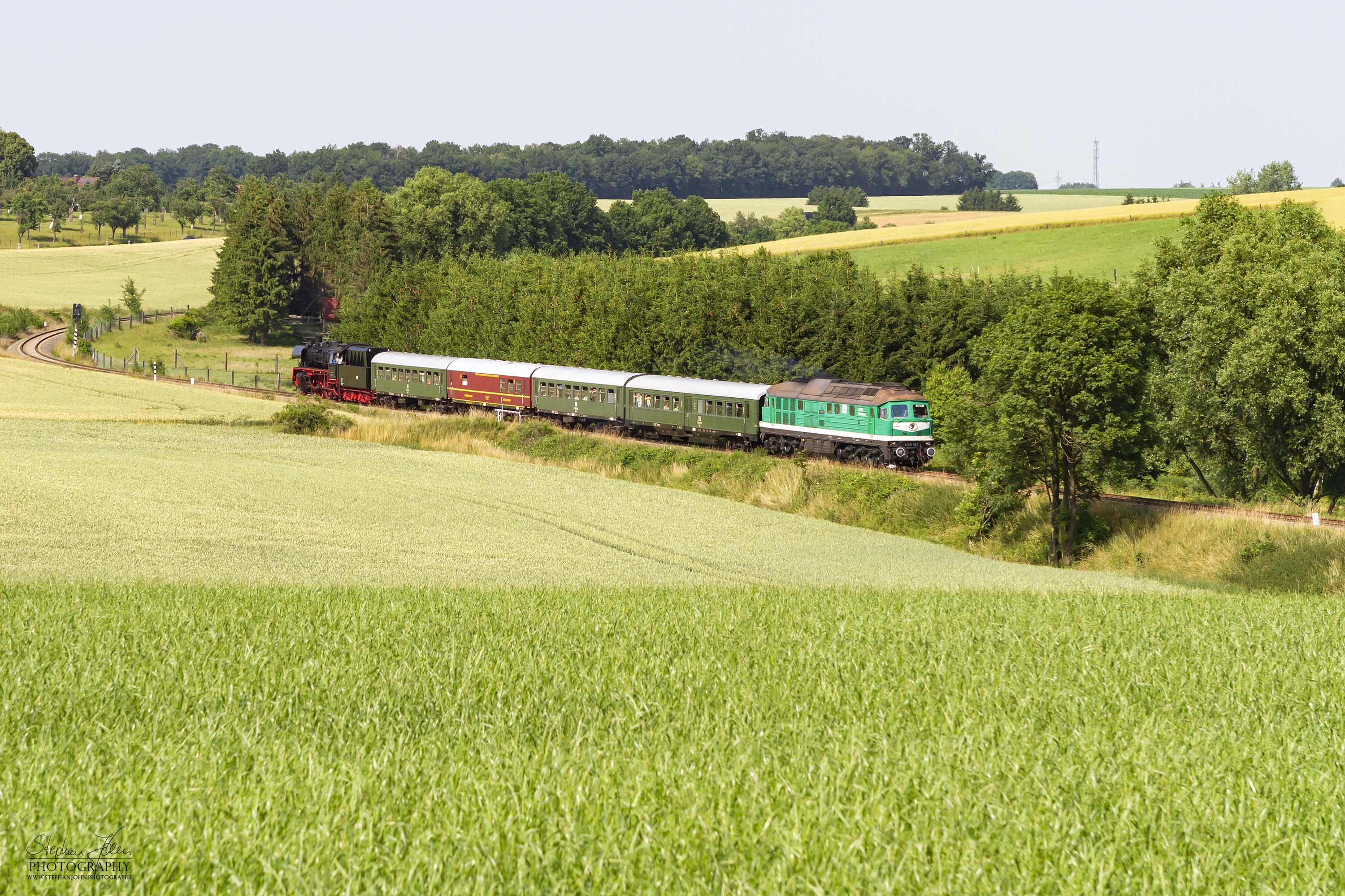 Zum Tag der Umwelt am 30.06.2012 fanden auf der Wismutbahn Sonderzugfahrten statt. Richtung Kayna war der Zug mit Lok 35 1097-1 bespannt. In Richtung Schirchau zog die Lok V300 001 den Zug.