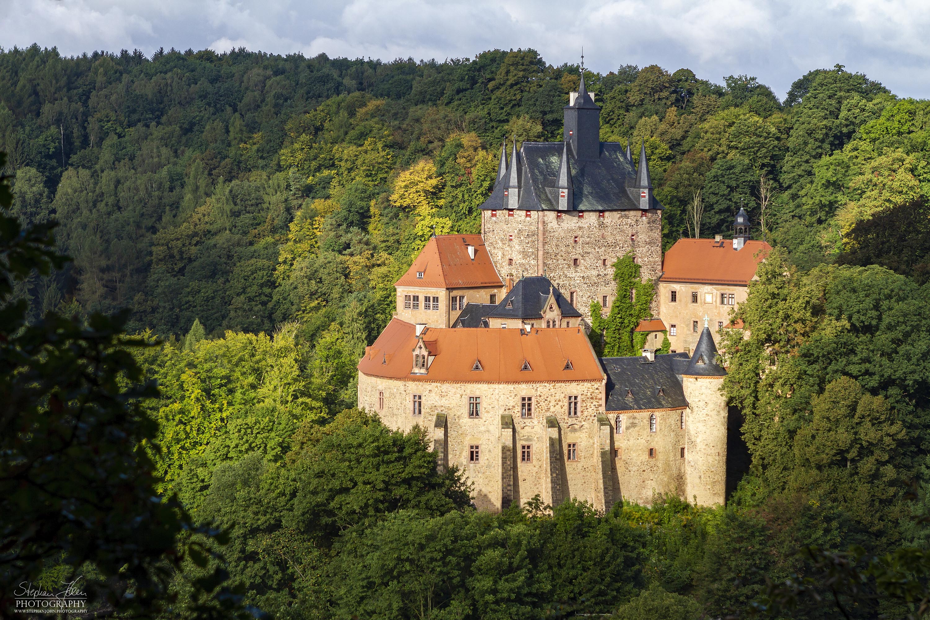 <p>Burg Kriebstein in der morgentlichen Sommersonne</p>