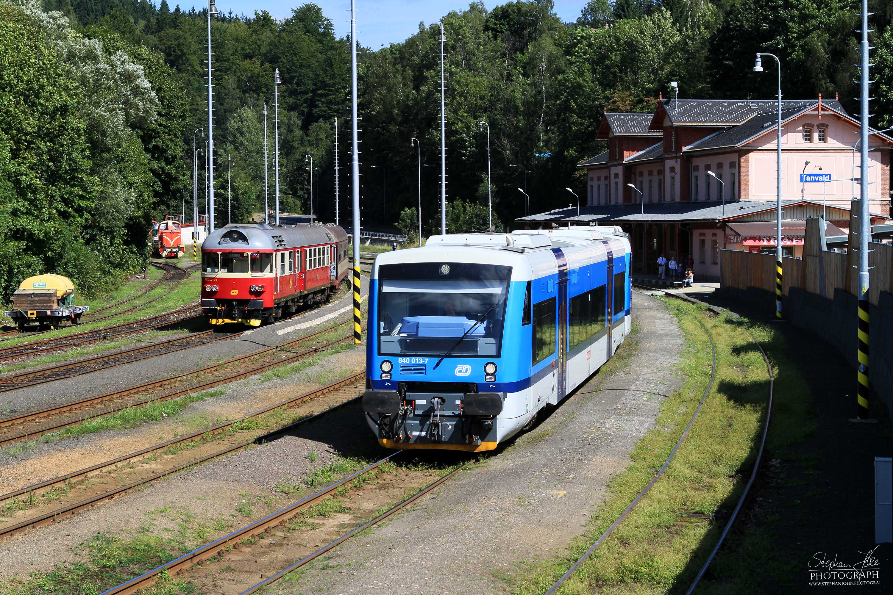 Triebwagen der tschechichen Baureie 840 und 854 im Bahnhof Tanvald