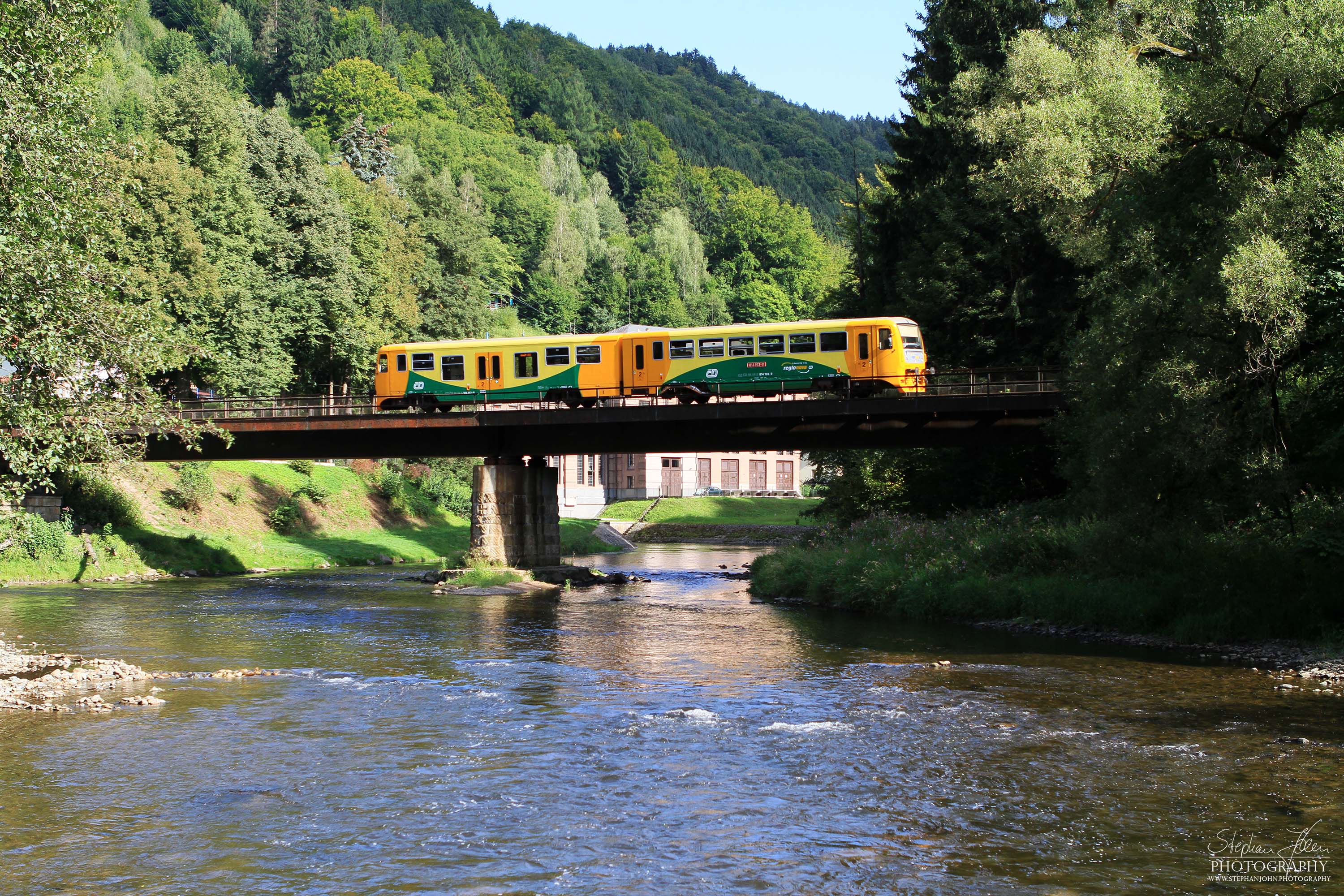 Triebwagen auf einer Brücke bei Spalov