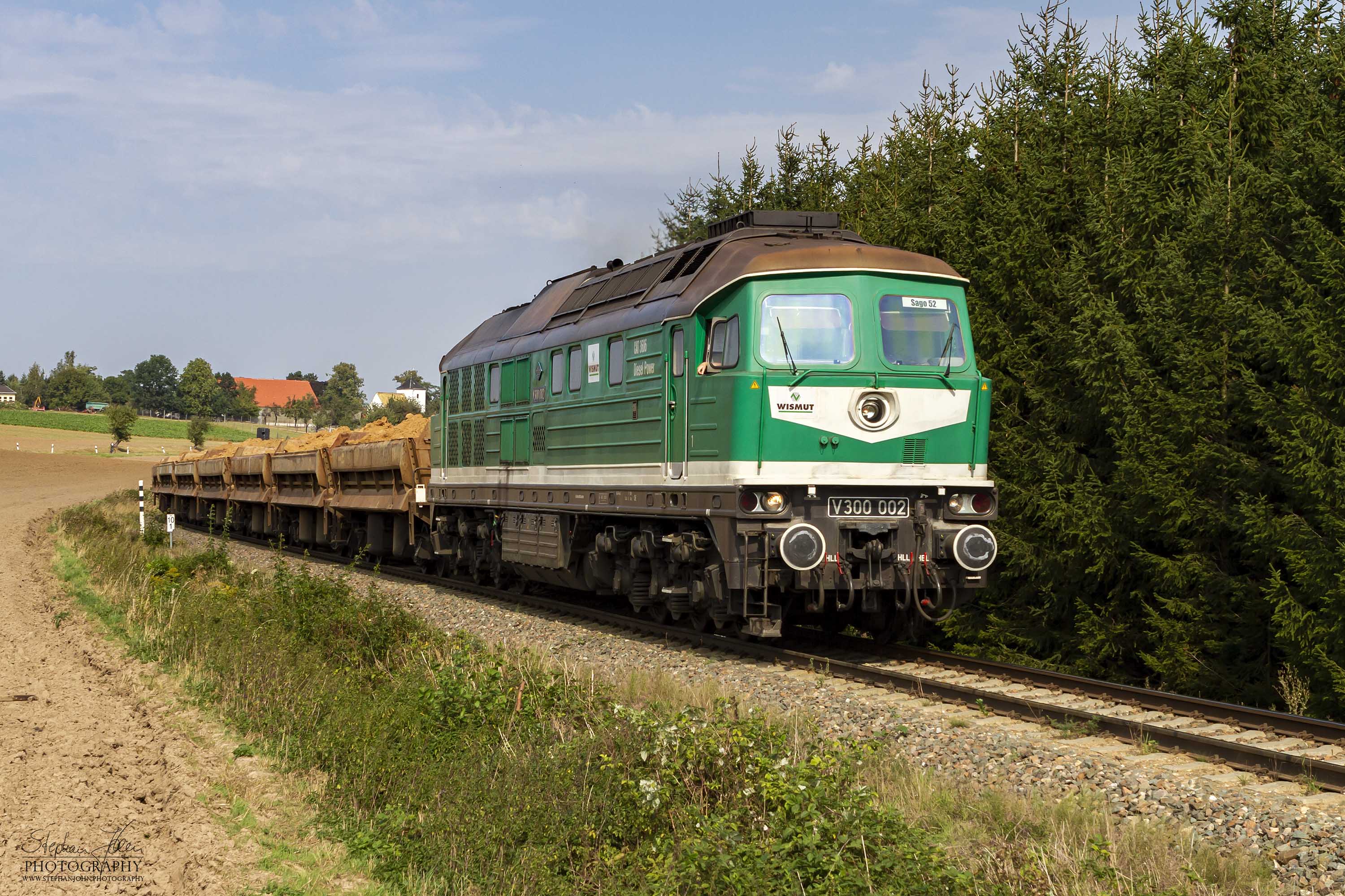 Ein mit Sand beladener Zug von Kayna auf dem Weg nach Schirchau und weiter zum Anschluss Lichtenberg. Der Sand wird zur Verfüllung der Tagebaulöcher verwendet.