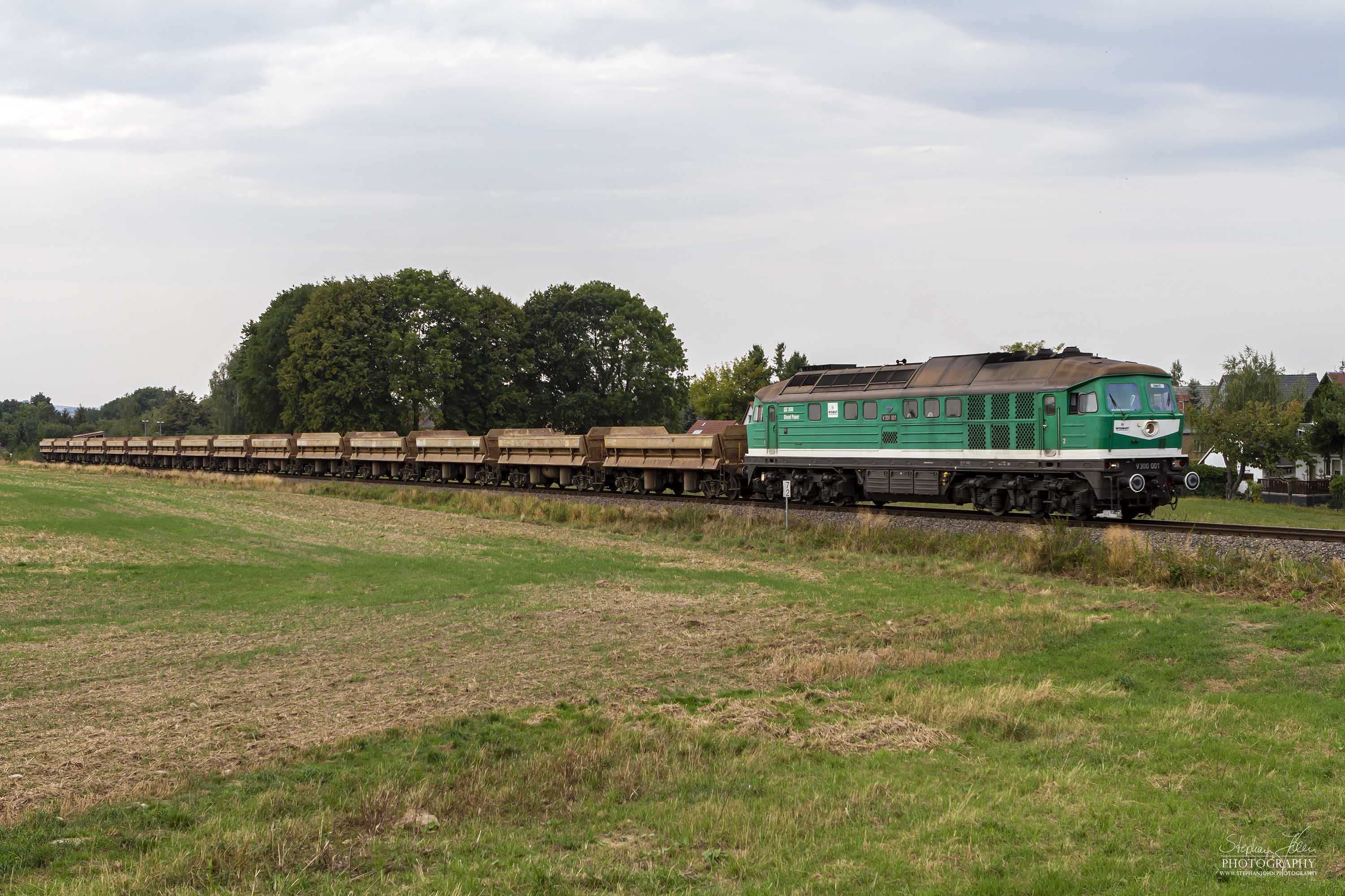 Ein Zug mit leeren Wagen fährt nach Kayna