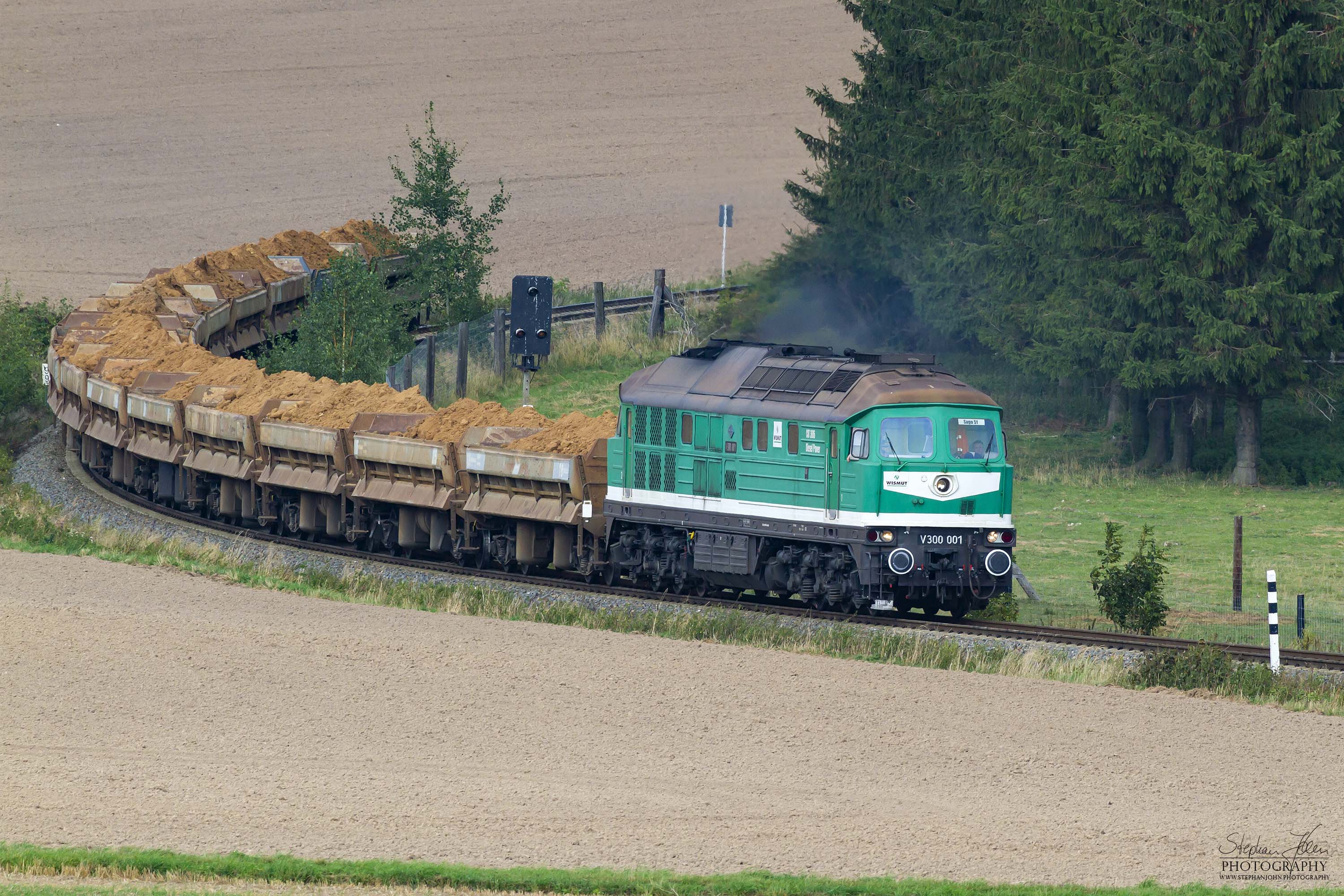 Ein mit Sand beladener Zug von Kayna auf dem Weg nach Schirchau und weiter zum Anschluss Lichtenberg. Der Sand wird zur Verfüllung der Tagebaulöcher verwendet.