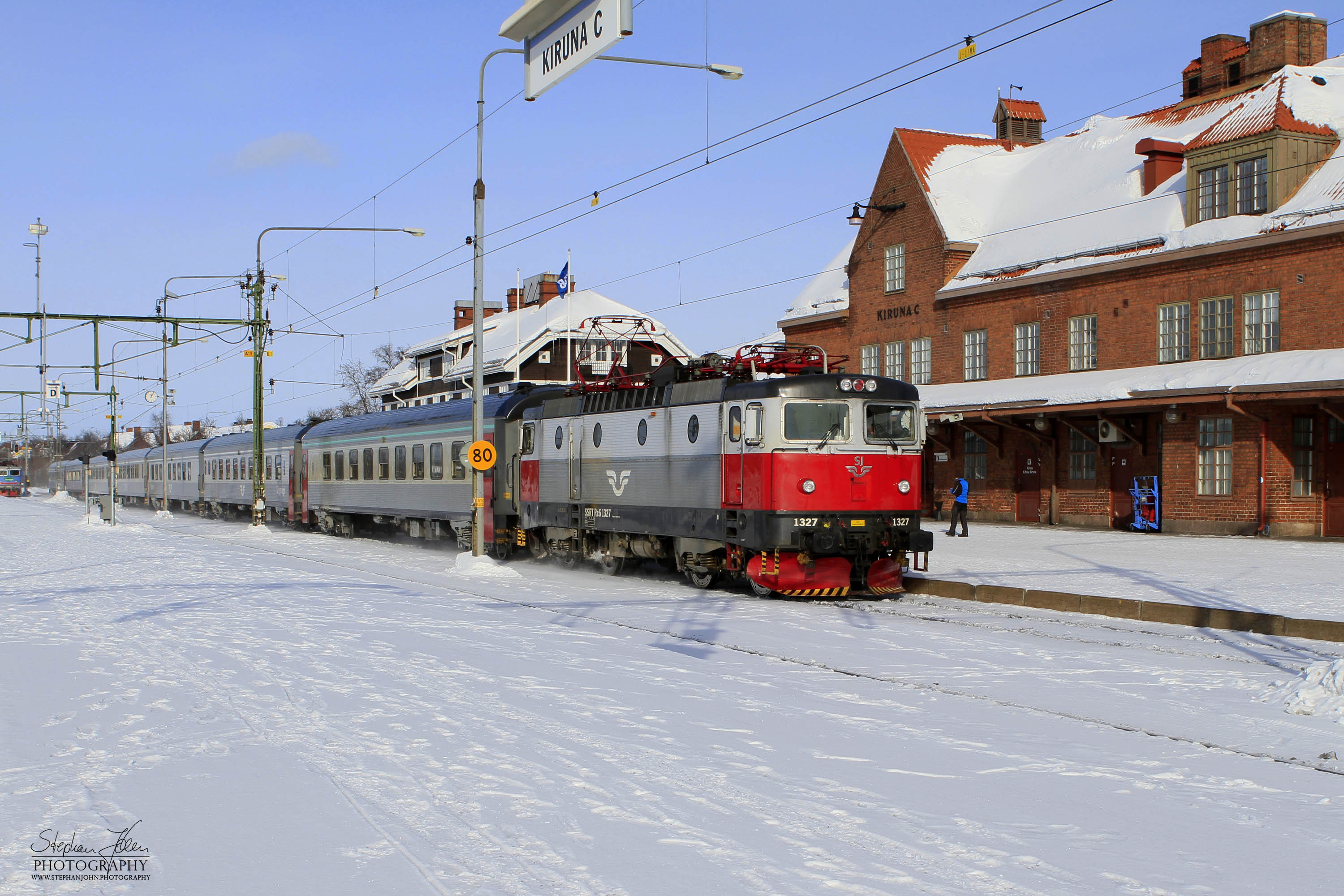 Einfahrt des Nachtzug 94 der SJ aus Stockholm am 16.03.2013  im Bahnhof Kiruna C