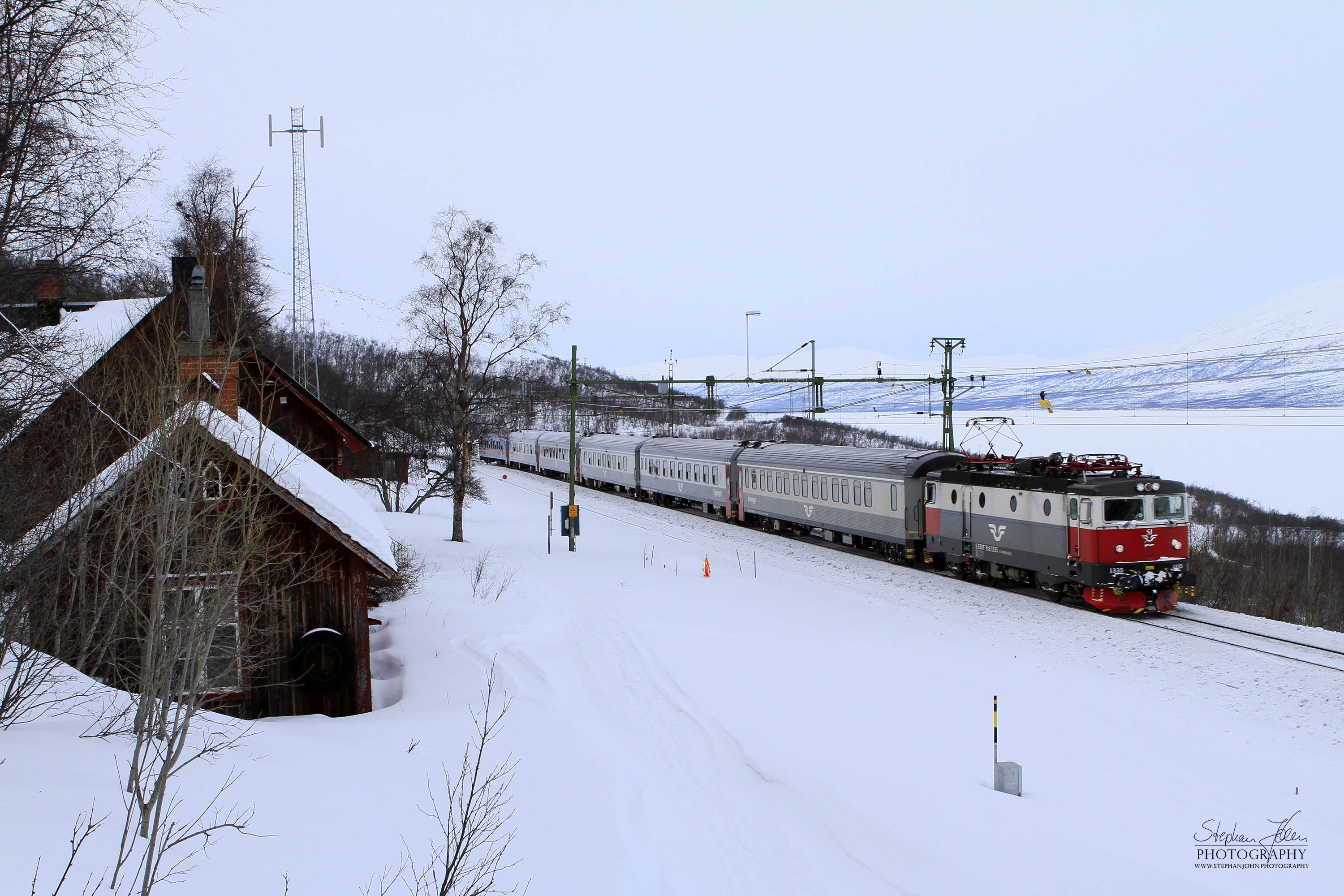 SJ Nachtzug 93 nach Stockholm am 16.03.2013 bei der Durchfahrt im Bahnhof Steinbacken