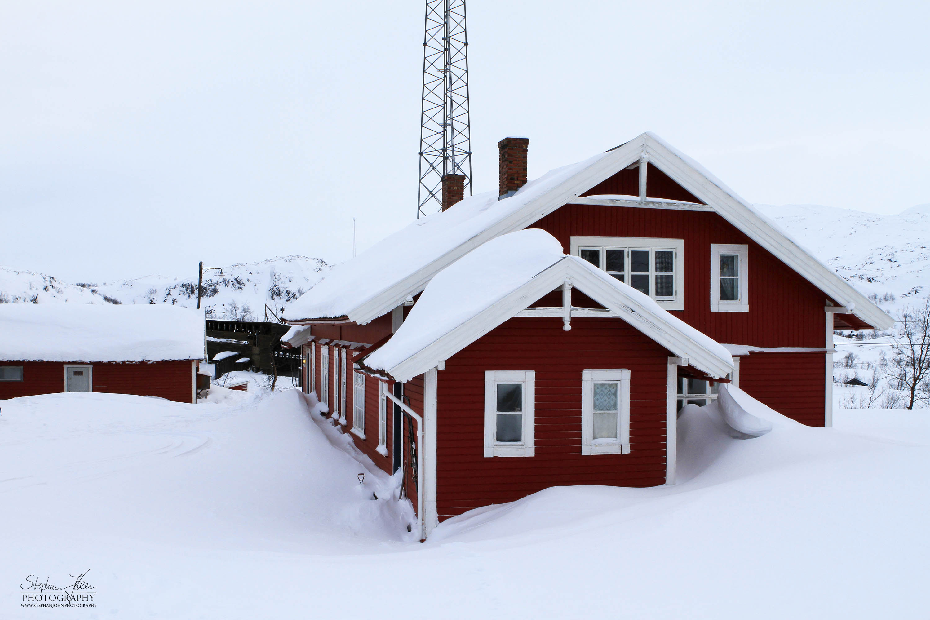Gebäude des ehemaligen Bahnhofes Haugfjell in Norwegen an der Strecke Narvik - Kiruna (Ofortbahn