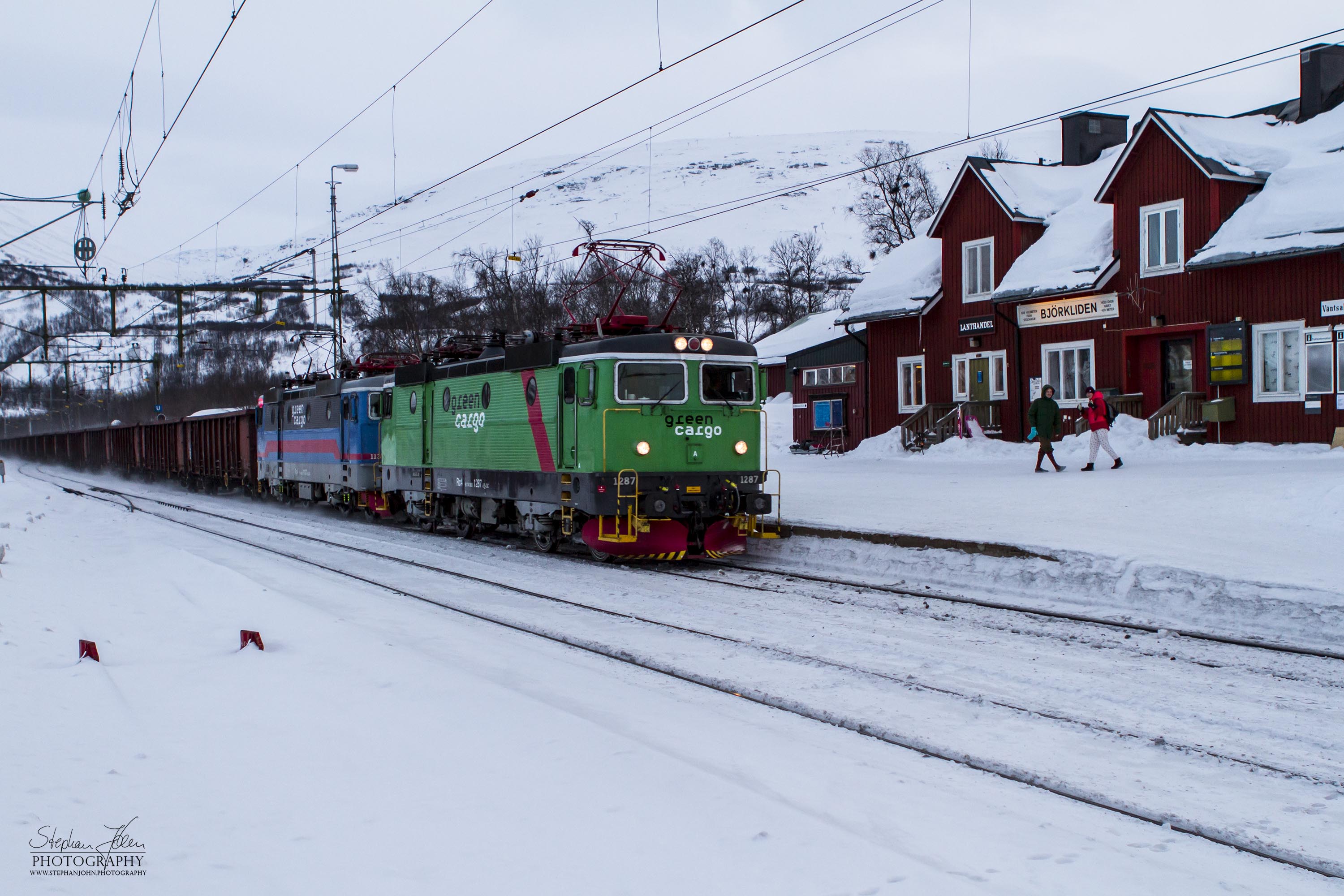 Erzzug 9174 der Northland Ressorces am 17.03.2013 von Svappavaara nach Narvik bei der Durchfahrt im Bahnhof Björkliden