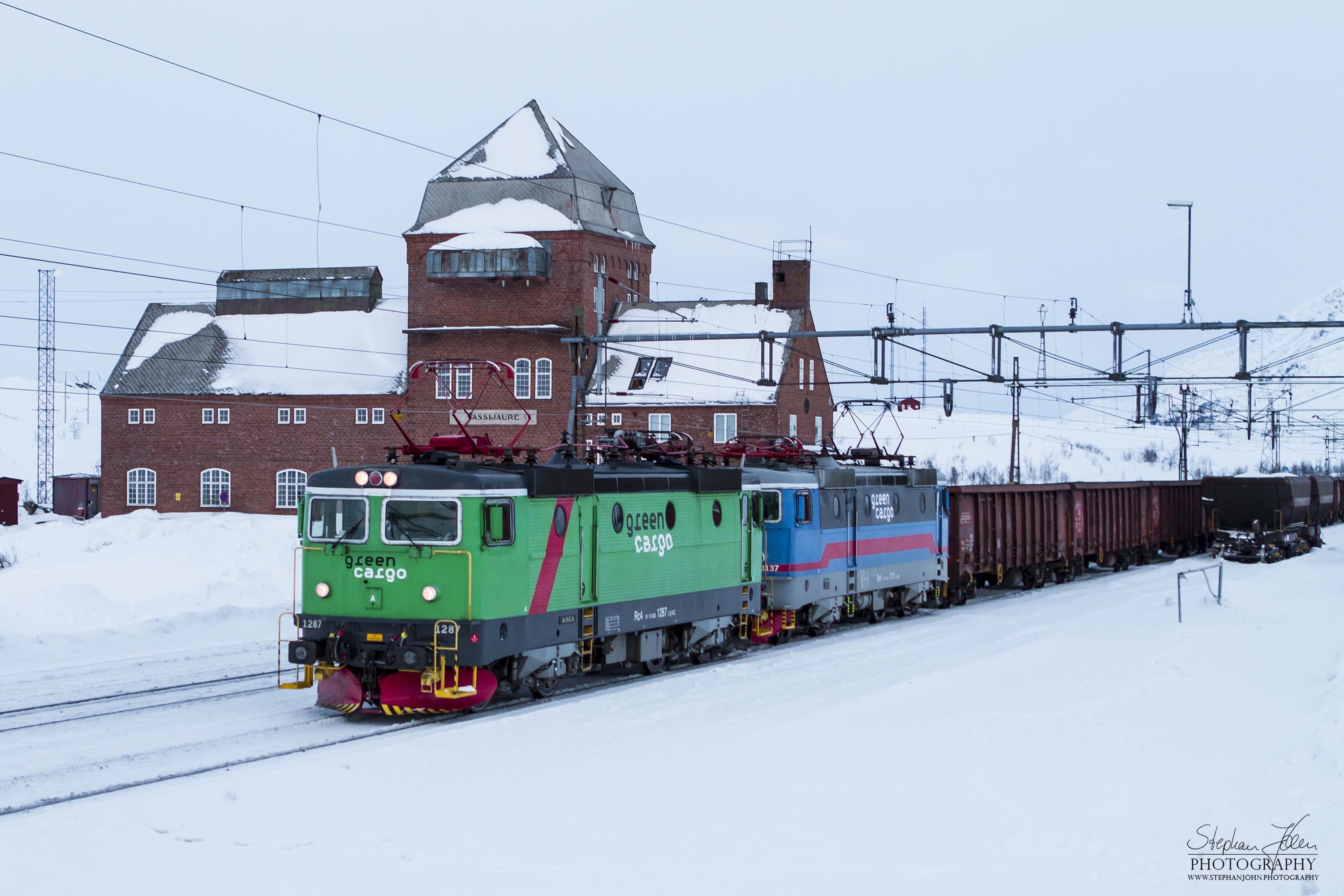 Erzzug 9174 der Northland Ressorces am 17.03.2013 von Svappavaara nach Narvik bei der Durchfahrt im Bahnhof Vassijaure