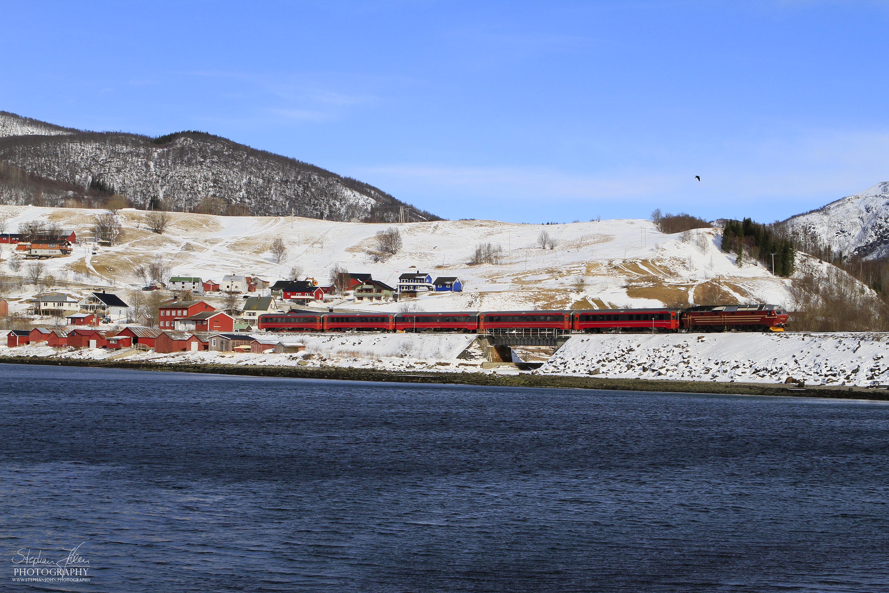 D 472 von Bodø nach Trondheim am 20.03.2013 zwischen Fauske und Rognan in der Ortschaft Setså