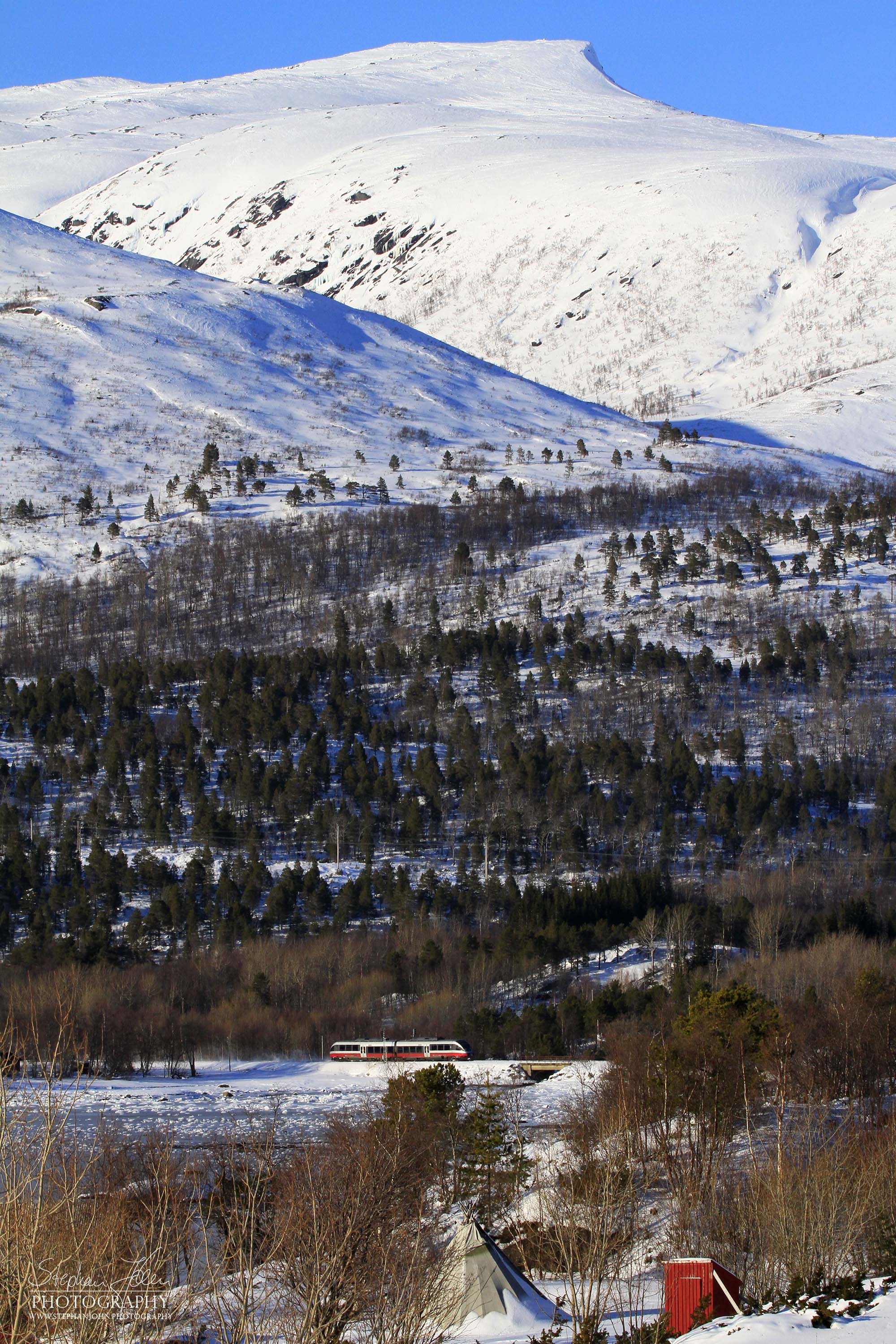 Zug R1788 von Bodø nach Fauske vor dem Berg Kvalhornet