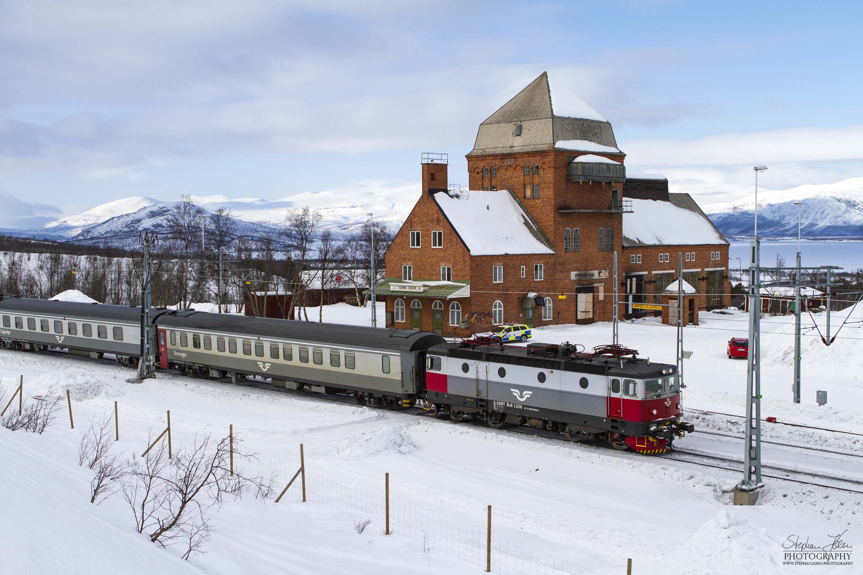 Nachtzug 93 der SJ von Narvik nach Stockholm am 21.03.2013 bei der Durchfahrt in Torneträsk