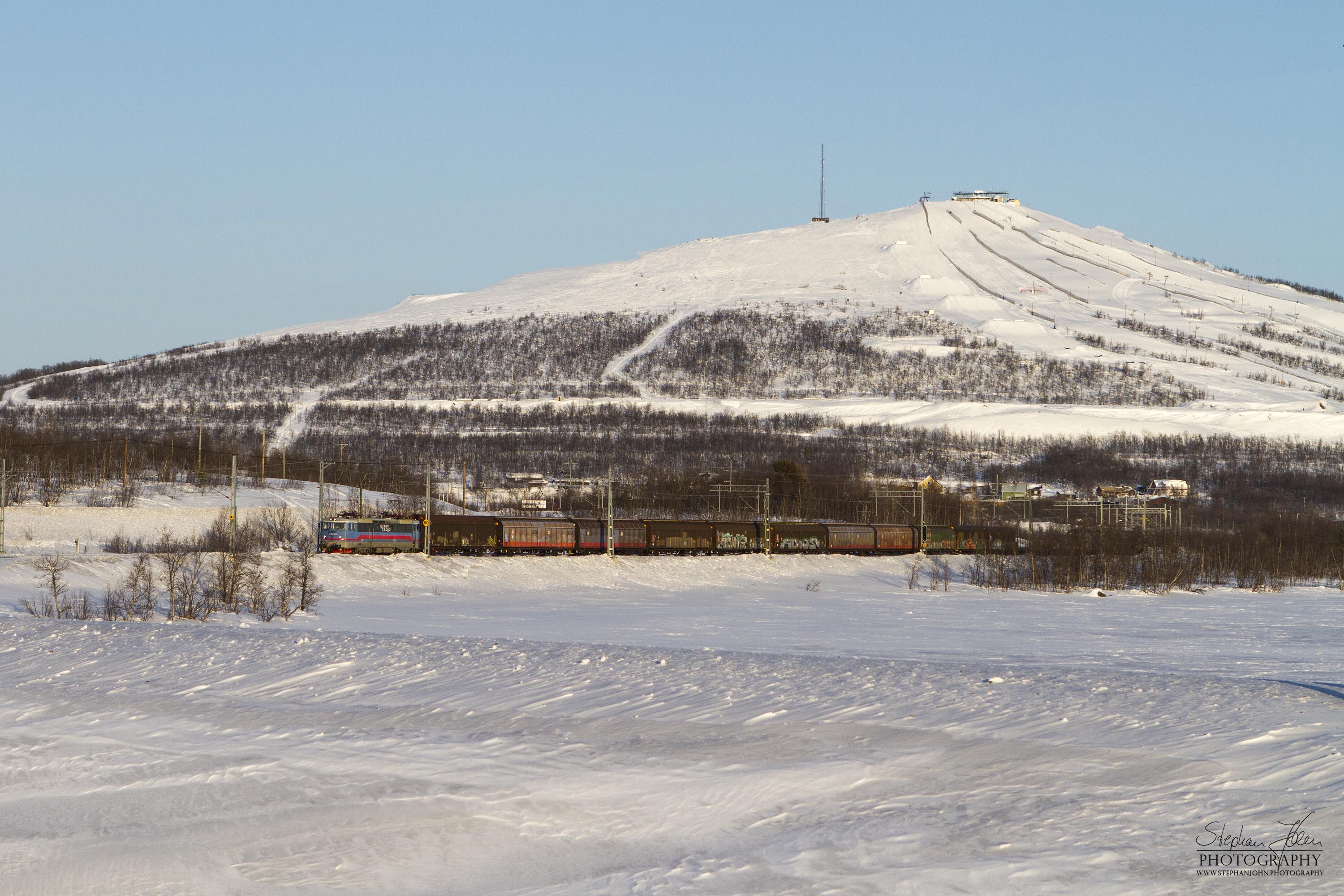 Ein Güterzug verlässt Kiruna