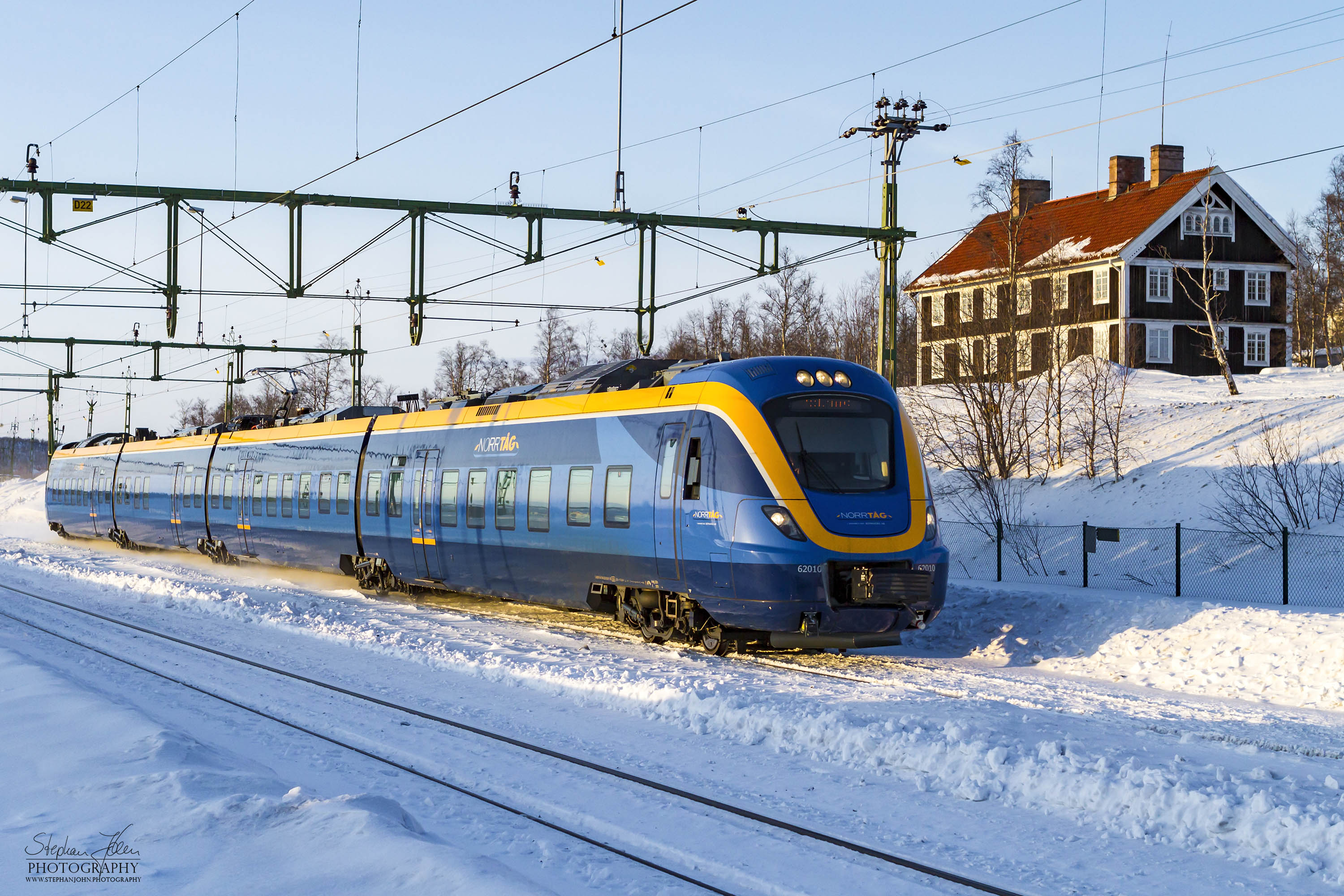 X62 als Norrtåg 7156 (Betreiber: Botniatåg) bei der Einfahrt in Kiruna