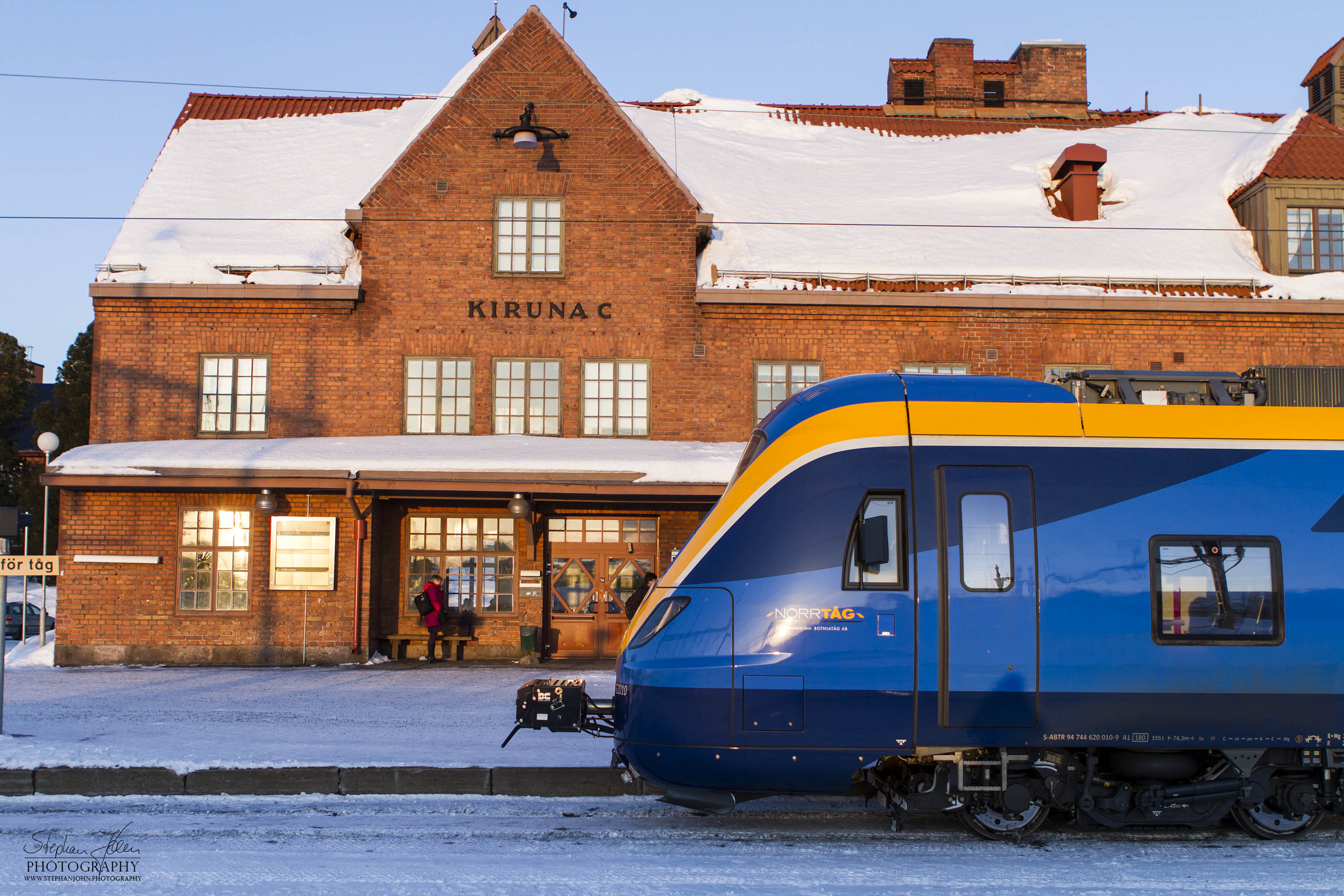 X62 als Norrtåg 7159 (Betreiber: Botniatåg) in Kiruna vor der Abfahrt. Da mittlerweile der Bahnhof nicht mehr existiert gab es nur eine kurze Zeit für den neuen X62 im alten Bahnhof.