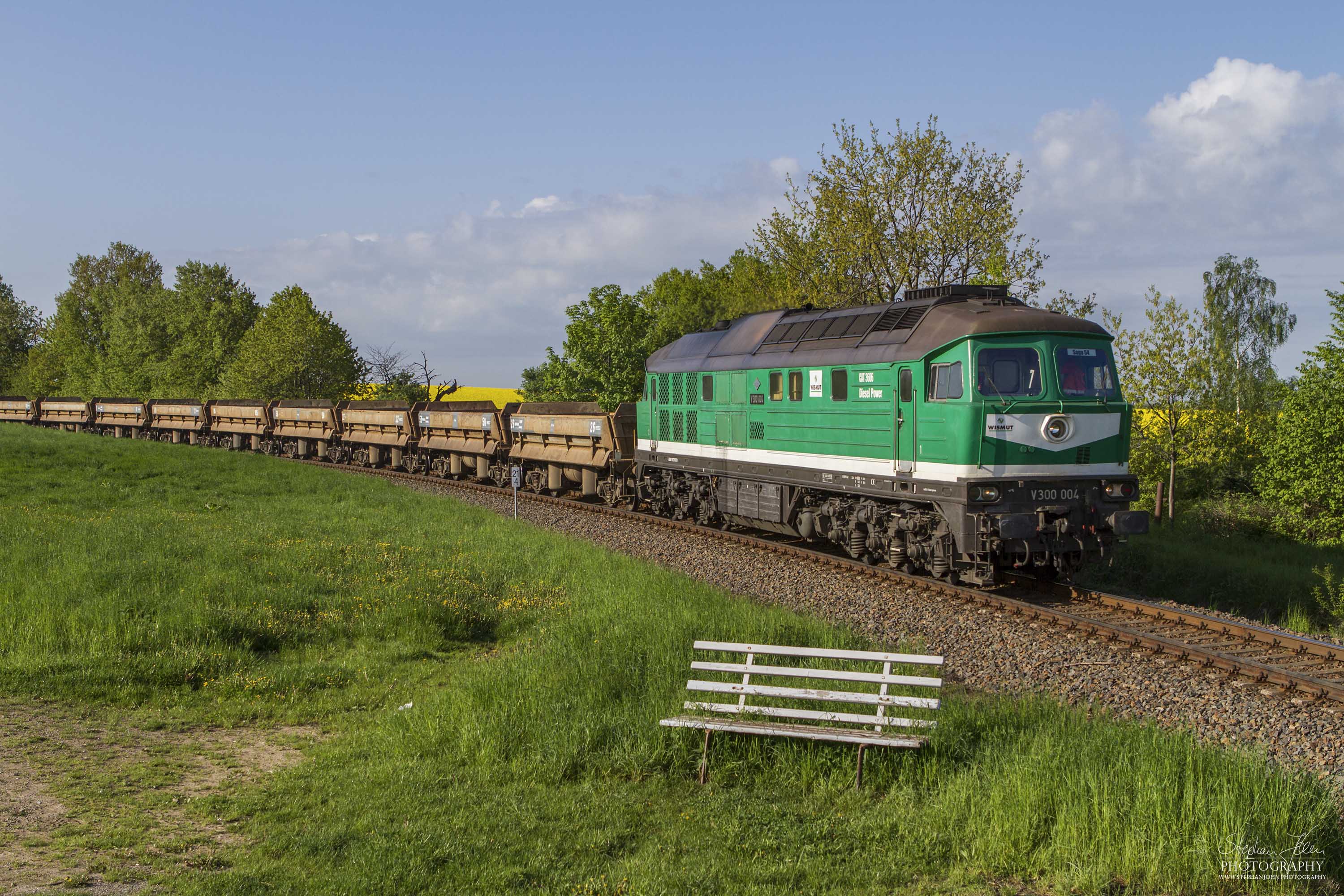 Ein Zug mit leeren Wagen fährt nach Kayna