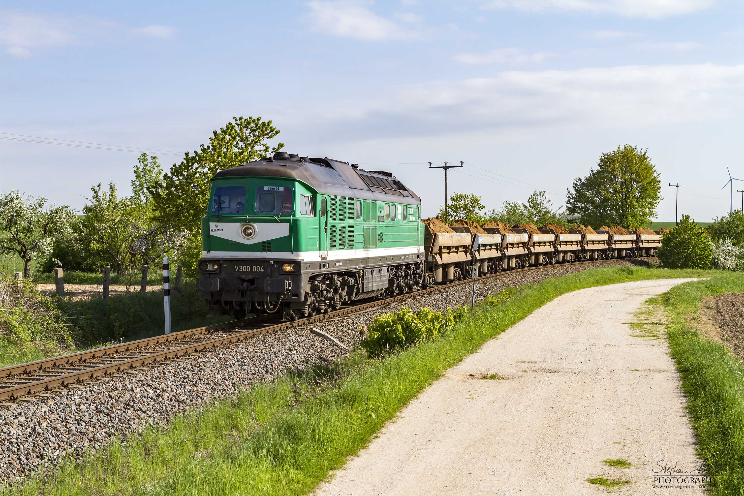 Ein mit Sand beladener Zug von Kayna auf dem Weg nach Schirchau und weiter zum Anschluss Lichtenberg. Der Sand wird zur Verfüllung der Tagebaulöcher verwendet.