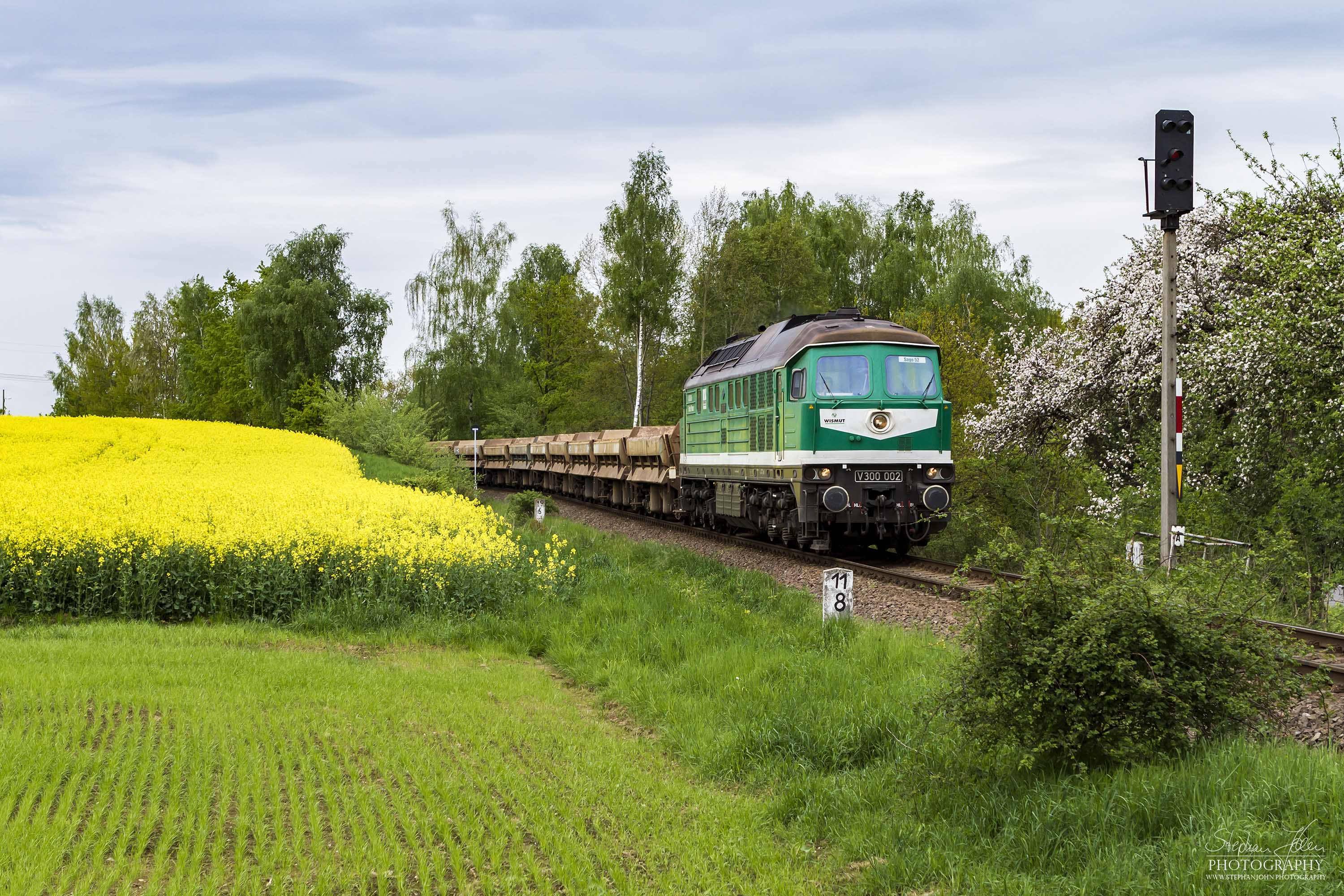 Ein Zug mit leeren Wagen fährt nach Kayna