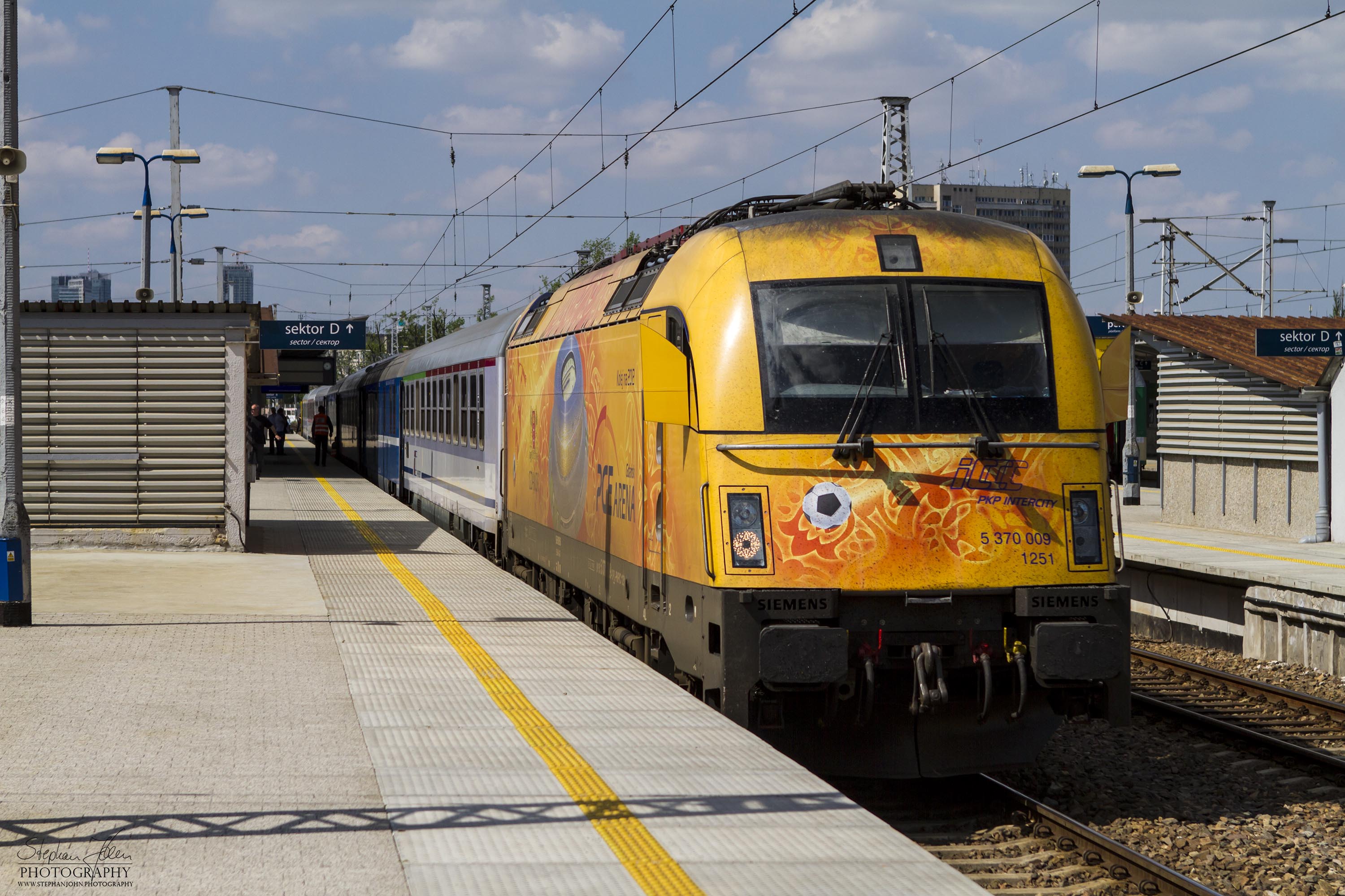 Lokwechsel in Warschau am Nachtzug nach Moskau. Die Taurus-Lok hat den Zug bis Warschau gezogen und wird nun abgespannt.