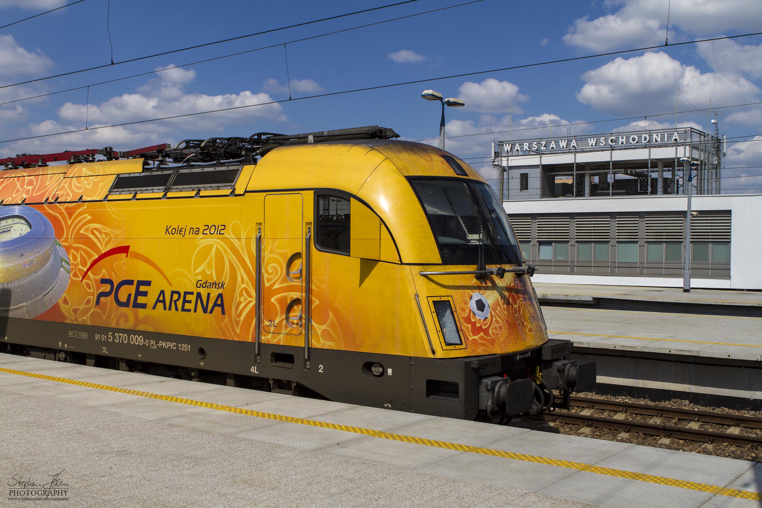 Lokwechsel in Warszawa Wschodnia am Nachtzug nach Moskau. Die Taurus-Lok 009-0 der PKPIC hat den Zug bis Warschau gezogen und wird nun abgespannt.