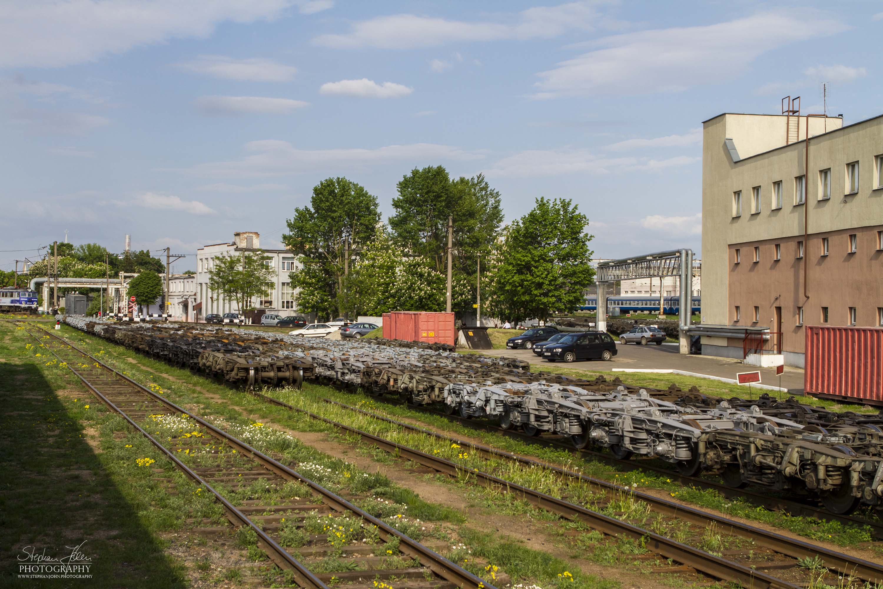 Ankunft in Brest. Das Umspuren wirft seinen Schatten voraus. Es stehen viele Drehgestelle auf den Gleisen