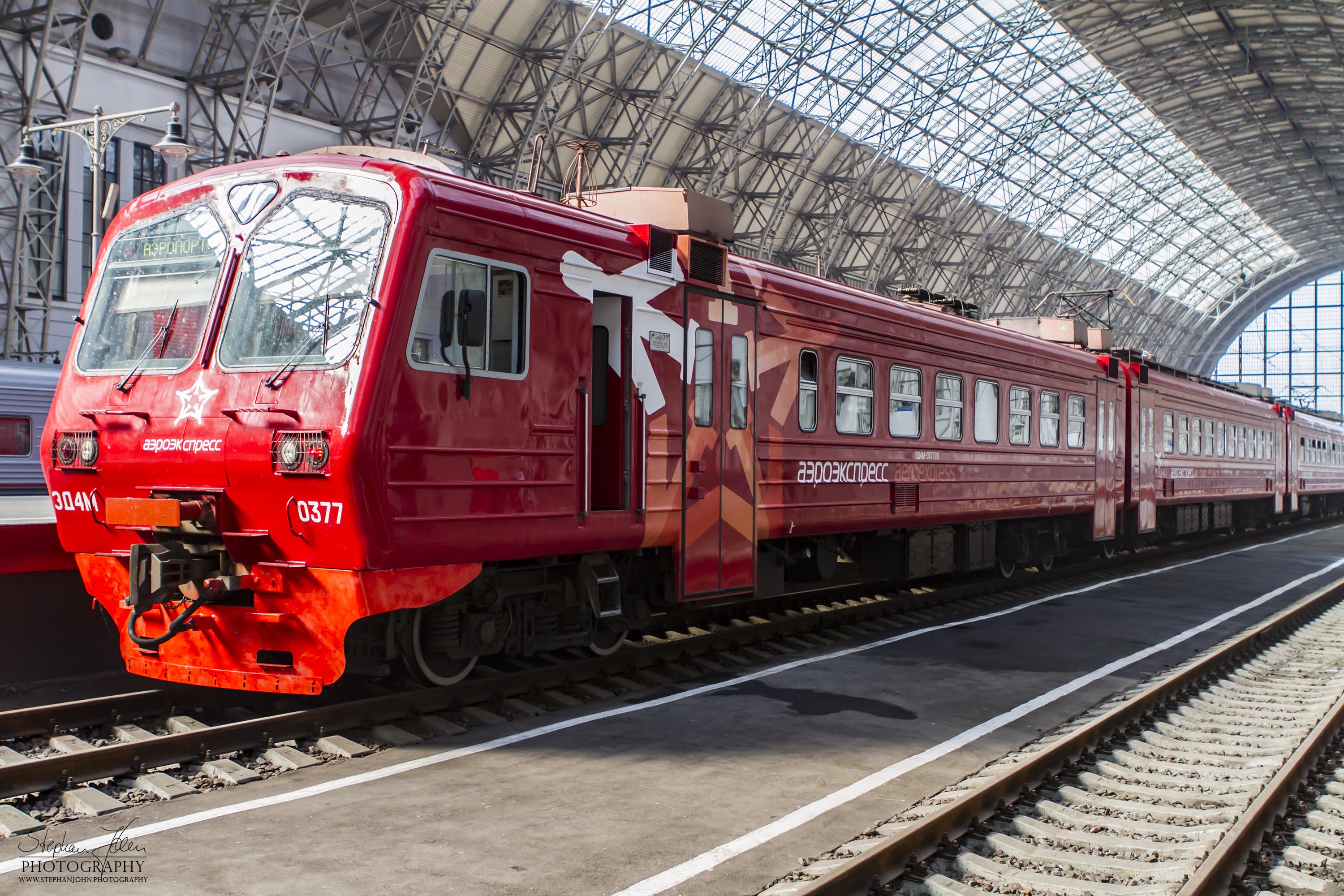 Flughafenexpress im Kiewer Bahnfof in Moskau