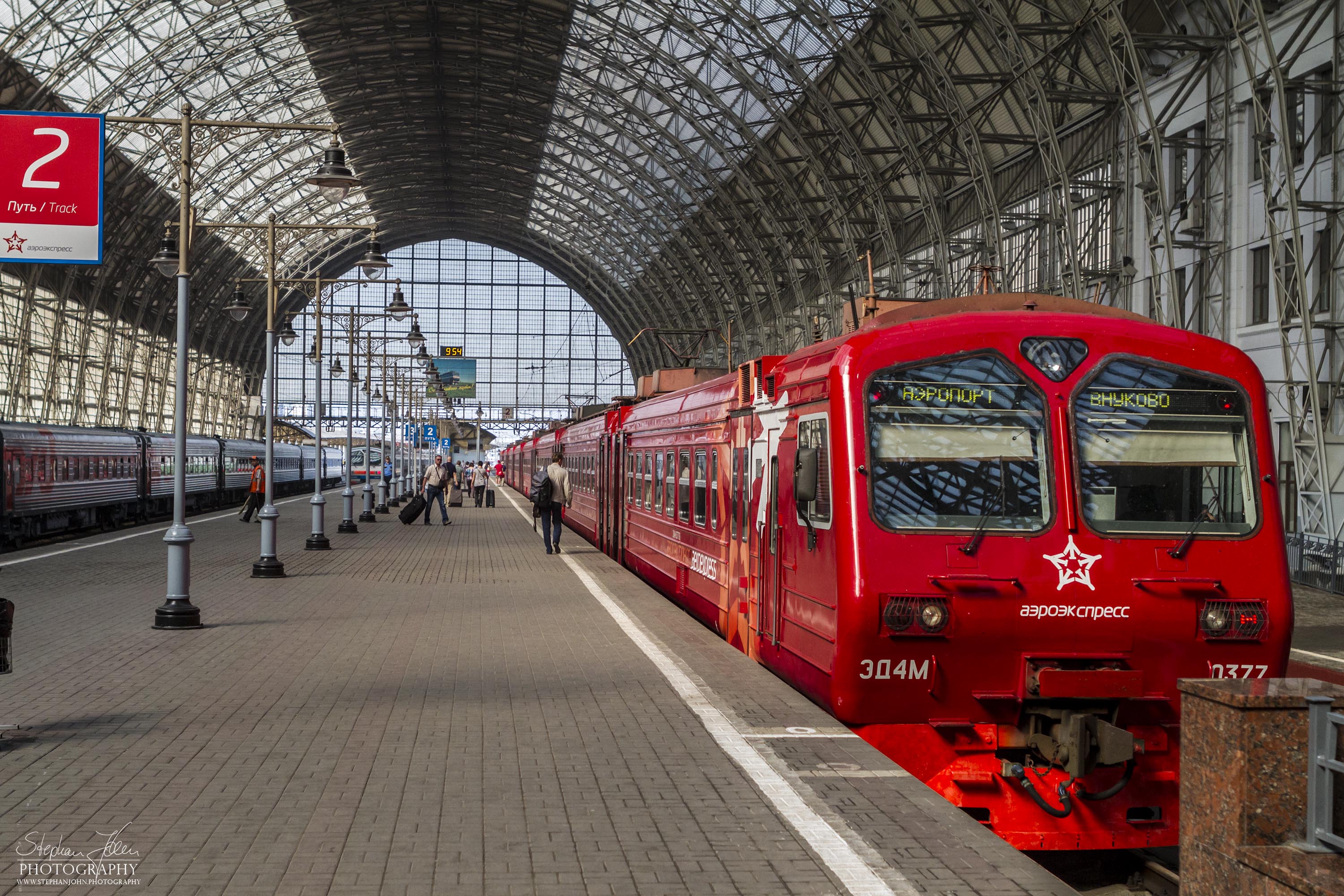 Flughafenexpress im Kiewer Bahnfof in Moskau
