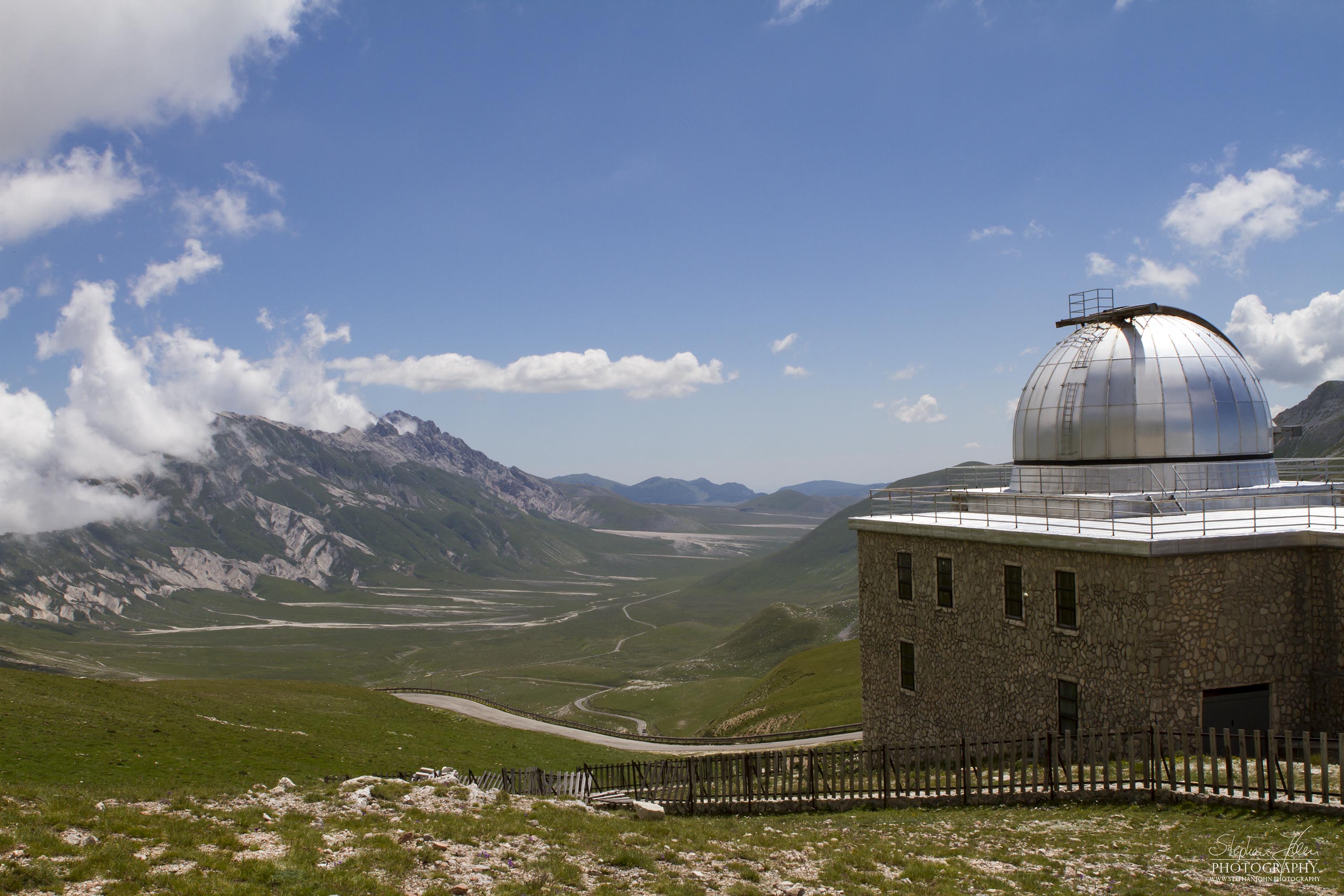 Blick vom Observaturium in die Hochebene des Campo Imperatore