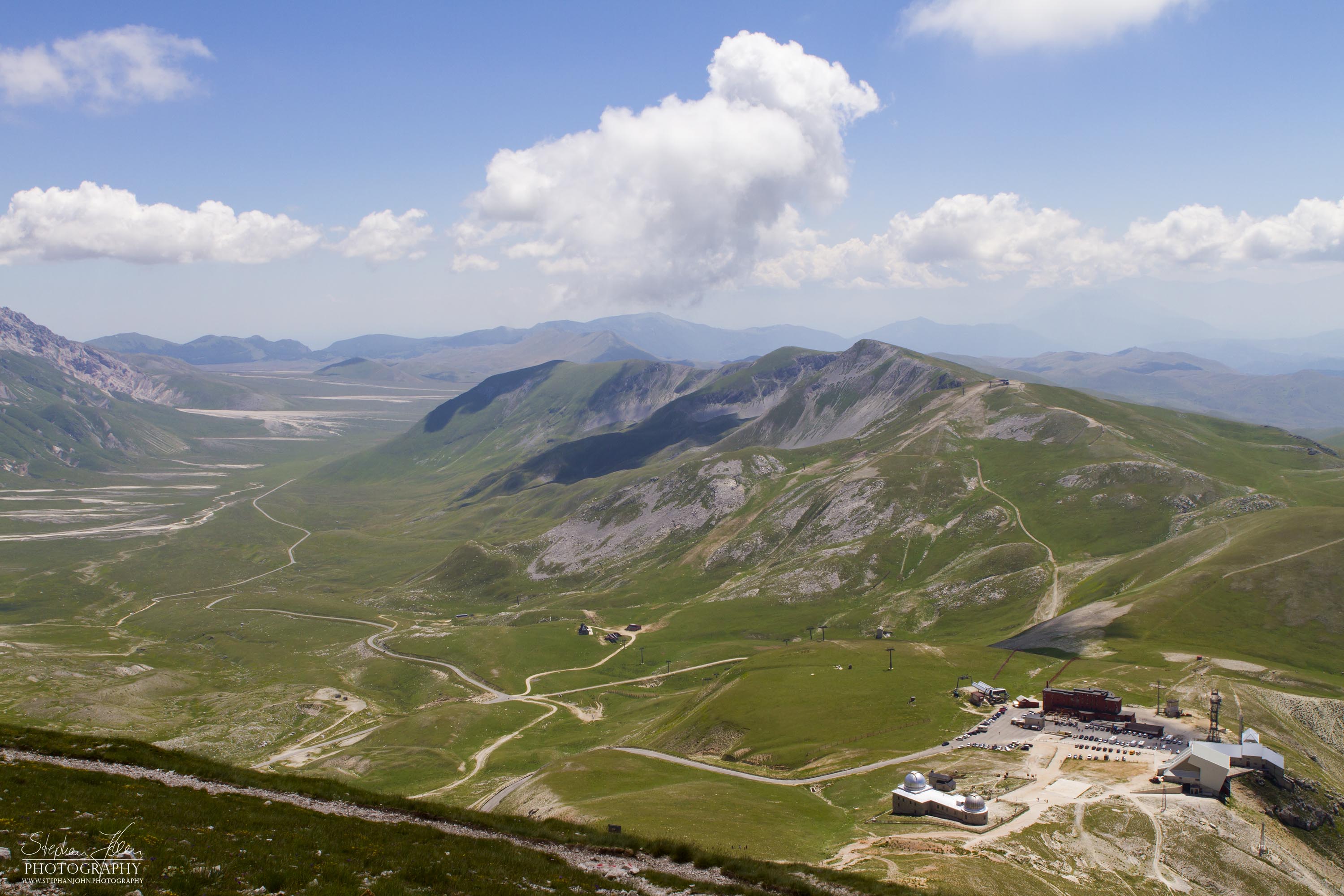 Blick vom Rifugio Duca degli Abruzzi auf die Hochebene des Campo Imperatore