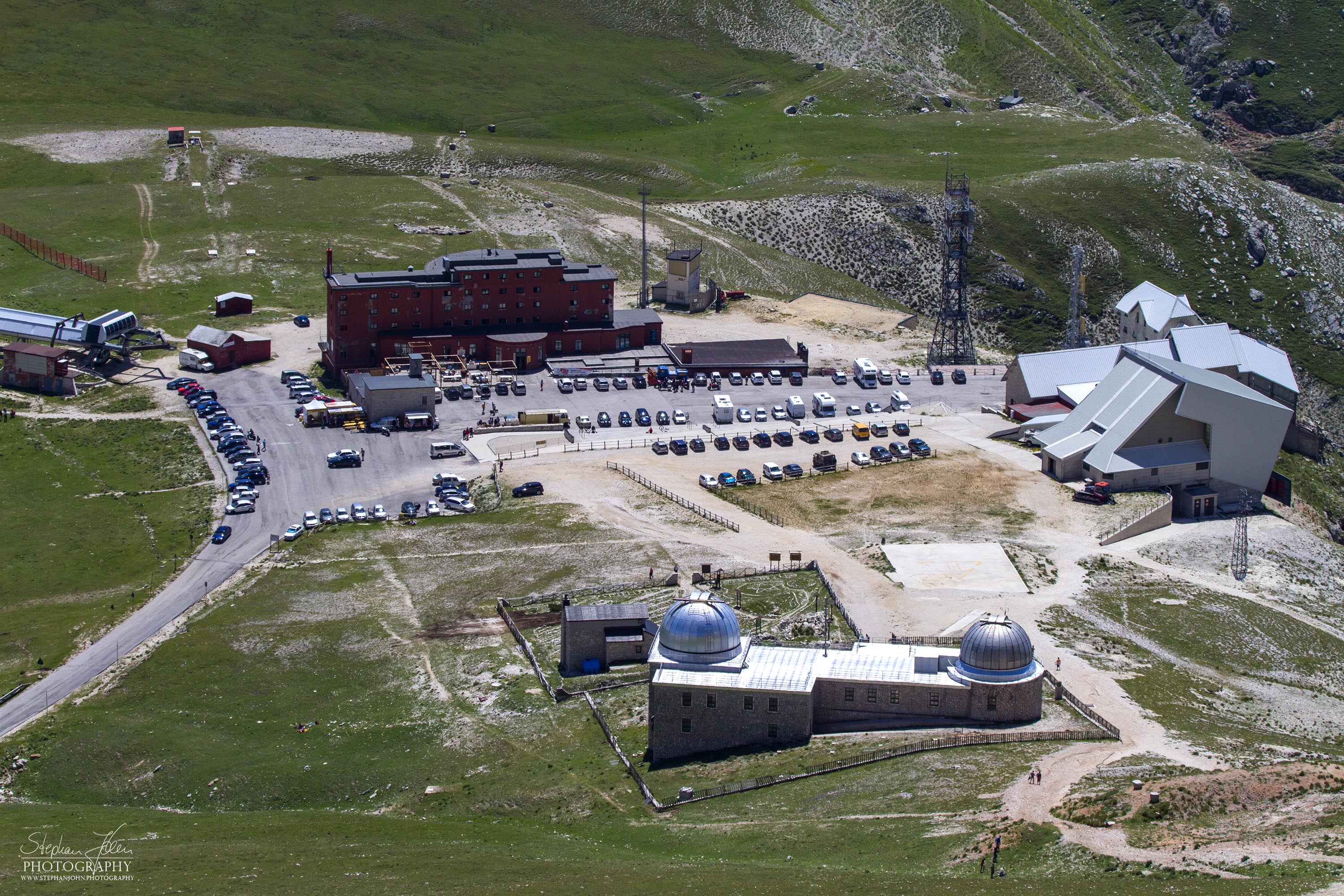 Blick vom Rifugio Duca degli Abruzzi auf Hotel, Seilbahnstation und Observatorium des Campo Imperatore